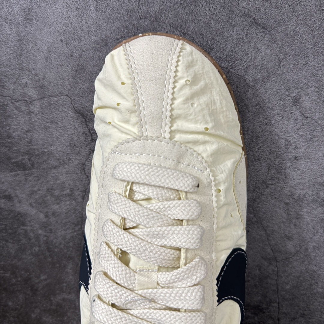 图片[5]-【正确版】Jacquemus x Nike Jacumoon 舒适 低帮生活休闲鞋 米黑色 货号：HV8547-700 正确升级版 配件齐全 目前市场最优品 Nike和Jacquemus再度联手 鞋型高度还原了元年版的复古轮廓 细节点上在终于原味的基础上于鞋口处加入了松紧带设计 提升了穿脱的便捷性与贴合度 鞋身两侧是宽大的复古 Swoosh，而鞋舌上则点缀着专属的JACQUEMUS 标记，彰显联名 尺码：35-45 全码出货-选品中心