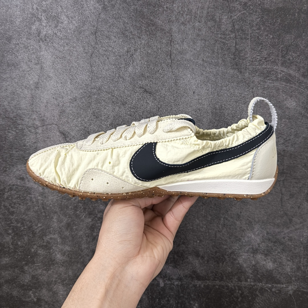 图片[2]-【正确版】Jacquemus x Nike Jacumoon 舒适 低帮生活休闲鞋 米黑色 货号：HV8547-700 正确升级版 配件齐全 目前市场最优品 Nike和Jacquemus再度联手 鞋型高度还原了元年版的复古轮廓 细节点上在终于原味的基础上于鞋口处加入了松紧带设计 提升了穿脱的便捷性与贴合度 鞋身两侧是宽大的复古 Swoosh，而鞋舌上则点缀着专属的JACQUEMUS 标记，彰显联名 尺码：35-45 全码出货-选品中心