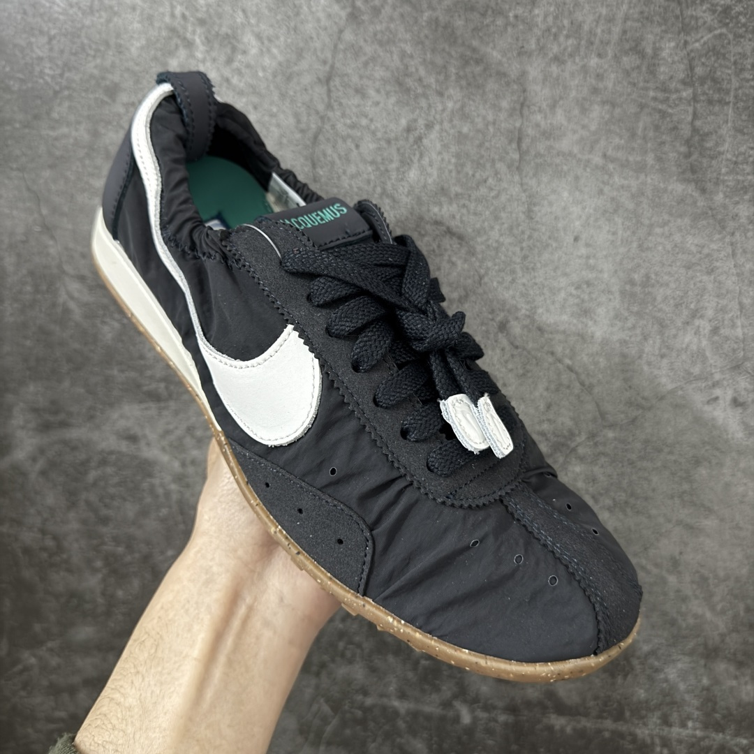 图片[3]-【正确版】Jacquemus x Nike Jacumoon 舒适 低帮生活休闲鞋 黑白色 货号：HV8547-001 正确升级版 配件齐全 目前市场最优品 Nike和Jacquemus再度联手 鞋型高度还原了元年版的复古轮廓 细节点上在终于原味的基础上于鞋口处加入了松紧带设计 提升了穿脱的便捷性与贴合度 鞋身两侧是宽大的复古 Swoosh，而鞋舌上则点缀着专属的JACQUEMUS 标记，彰显联名 尺码：35-45 全码出货-选品中心