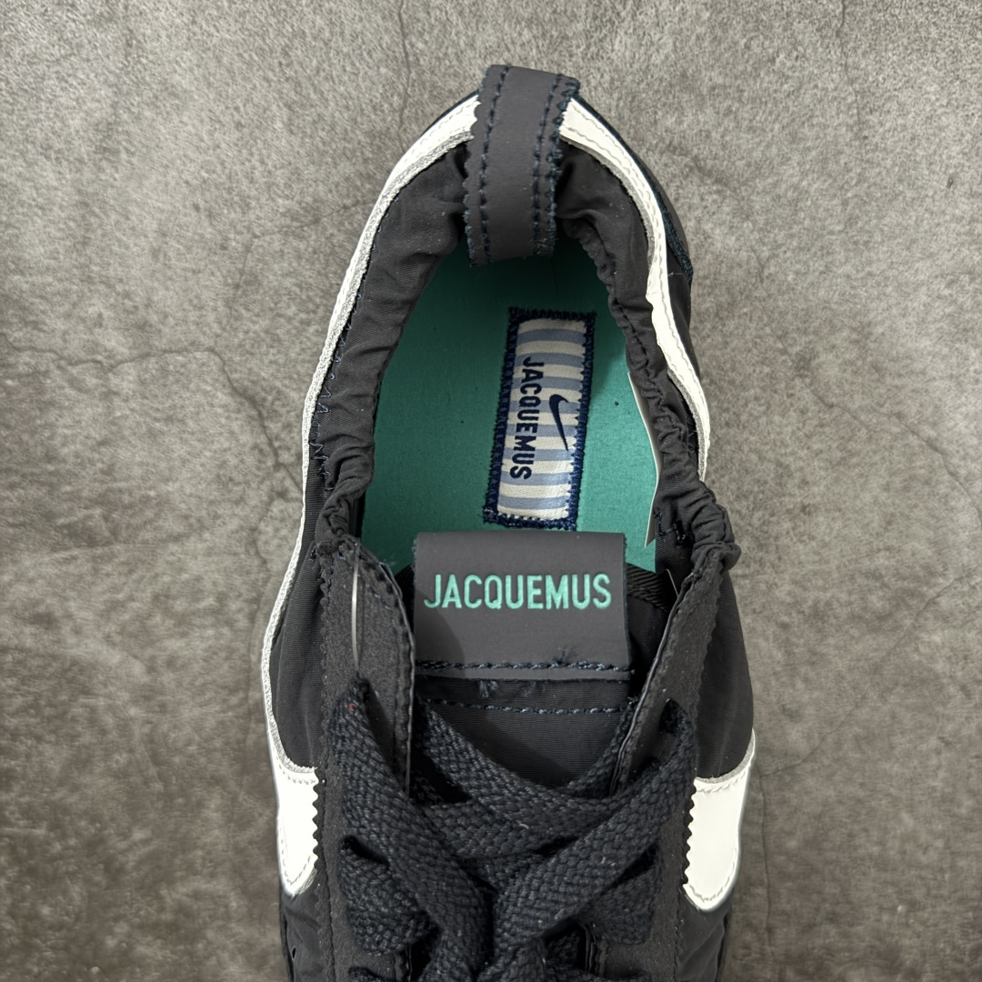 图片[8]-【正确版】Jacquemus x Nike Jacumoon 舒适 低帮生活休闲鞋 黑白色 货号：HV8547-001 正确升级版 配件齐全 目前市场最优品 Nike和Jacquemus再度联手 鞋型高度还原了元年版的复古轮廓 细节点上在终于原味的基础上于鞋口处加入了松紧带设计 提升了穿脱的便捷性与贴合度 鞋身两侧是宽大的复古 Swoosh，而鞋舌上则点缀着专属的JACQUEMUS 标记，彰显联名 尺码：35-45 全码出货-选品中心