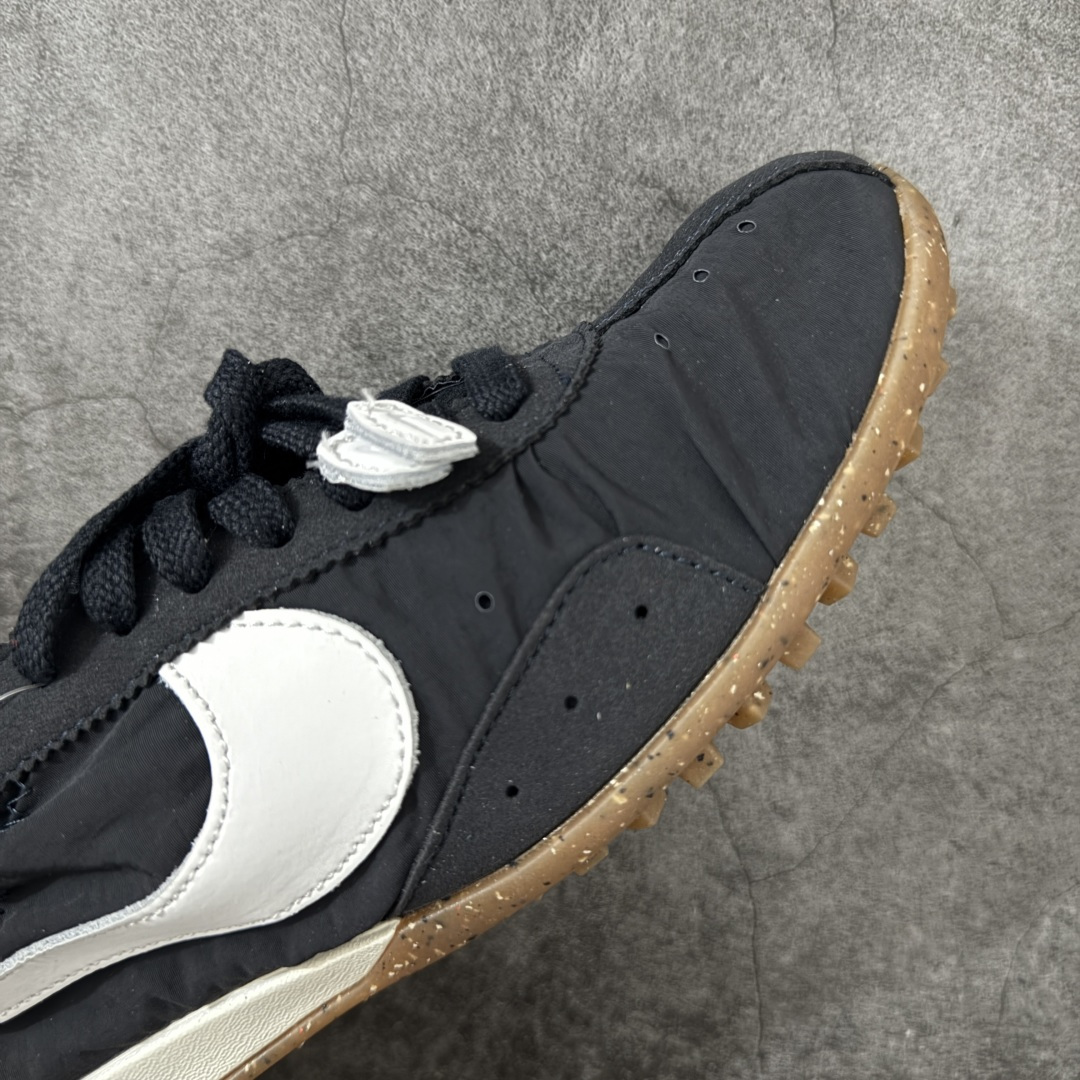 图片[6]-【正确版】Jacquemus x Nike Jacumoon 舒适 低帮生活休闲鞋 黑白色 货号：HV8547-001 正确升级版 配件齐全 目前市场最优品 Nike和Jacquemus再度联手 鞋型高度还原了元年版的复古轮廓 细节点上在终于原味的基础上于鞋口处加入了松紧带设计 提升了穿脱的便捷性与贴合度 鞋身两侧是宽大的复古 Swoosh，而鞋舌上则点缀着专属的JACQUEMUS 标记，彰显联名 尺码：35-45 全码出货-选品中心