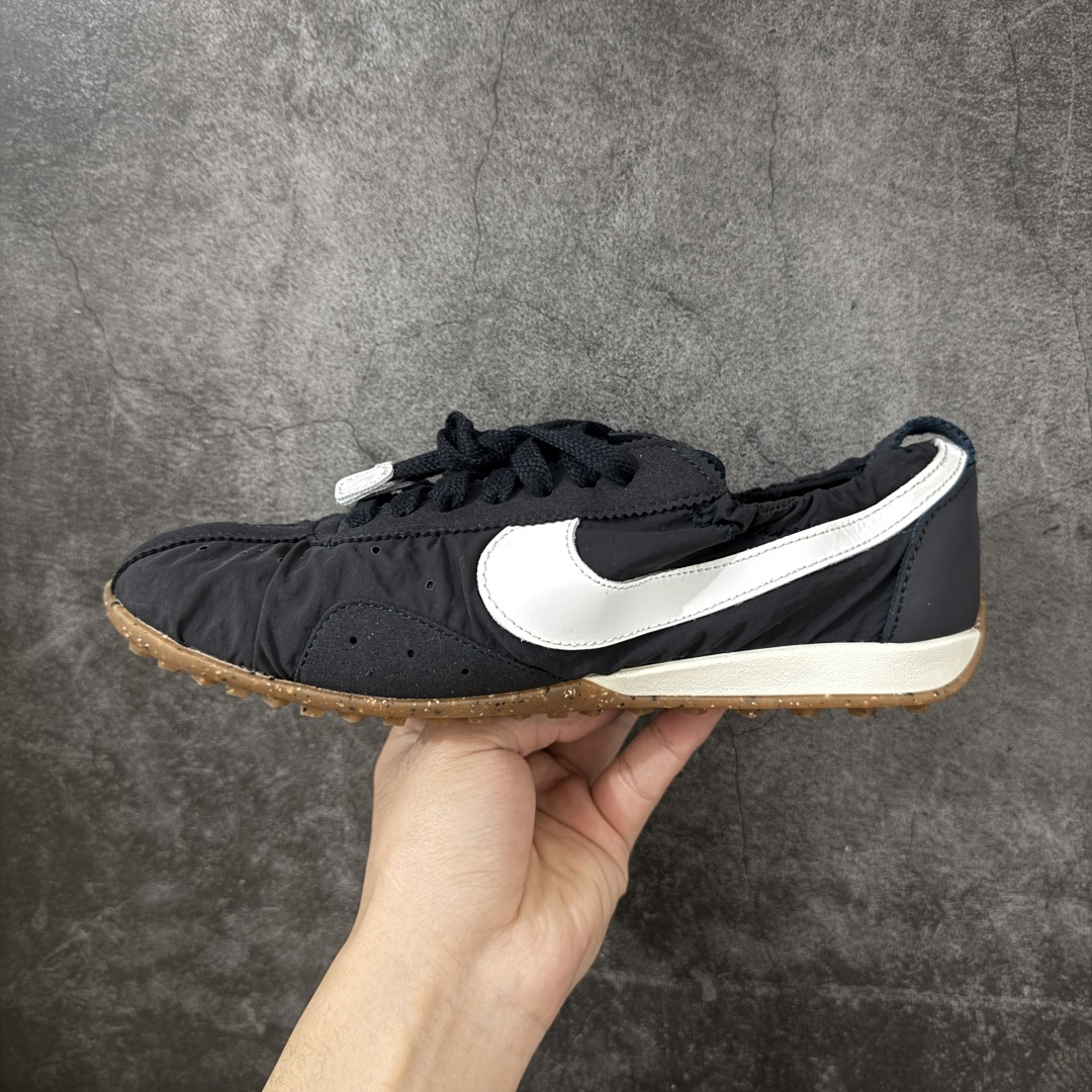 图片[2]-【正确版】Jacquemus x Nike Jacumoon 舒适 低帮生活休闲鞋 黑白色 货号：HV8547-001 正确升级版 配件齐全 目前市场最优品 Nike和Jacquemus再度联手 鞋型高度还原了元年版的复古轮廓 细节点上在终于原味的基础上于鞋口处加入了松紧带设计 提升了穿脱的便捷性与贴合度 鞋身两侧是宽大的复古 Swoosh，而鞋舌上则点缀着专属的JACQUEMUS 标记，彰显联名 尺码：35-45 全码出货-选品中心