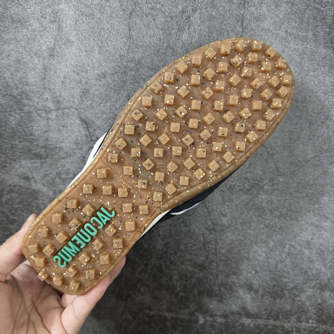 图片[9]-【正确版】Jacquemus x Nike Jacumoon 舒适 低帮生活休闲鞋 黑白色 货号：HV8547-001 正确升级版 配件齐全 目前市场最优品 Nike和Jacquemus再度联手 鞋型高度还原了元年版的复古轮廓 细节点上在终于原味的基础上于鞋口处加入了松紧带设计 提升了穿脱的便捷性与贴合度 鞋身两侧是宽大的复古 Swoosh，而鞋舌上则点缀着专属的JACQUEMUS 标记，彰显联名 尺码：35-45 全码出货-选品中心