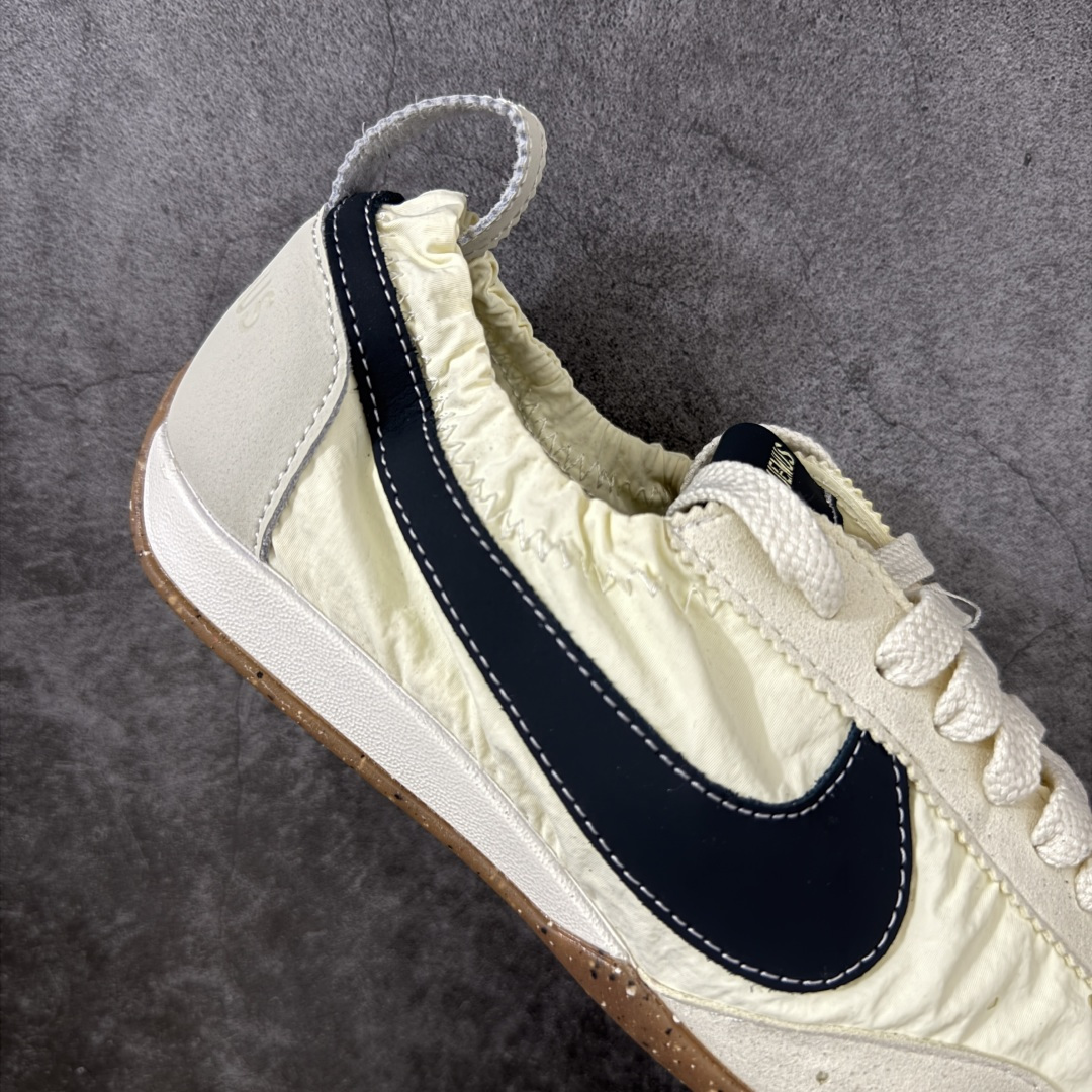 图片[7]-【正确版】Jacquemus x Nike Jacumoon 舒适 低帮生活休闲鞋 米黑色 货号：HV8547-700 正确升级版 配件齐全 目前市场最优品 Nike和Jacquemus再度联手 鞋型高度还原了元年版的复古轮廓 细节点上在终于原味的基础上于鞋口处加入了松紧带设计 提升了穿脱的便捷性与贴合度 鞋身两侧是宽大的复古 Swoosh，而鞋舌上则点缀着专属的JACQUEMUS 标记，彰显联名 尺码：35-45 全码出货-选品中心