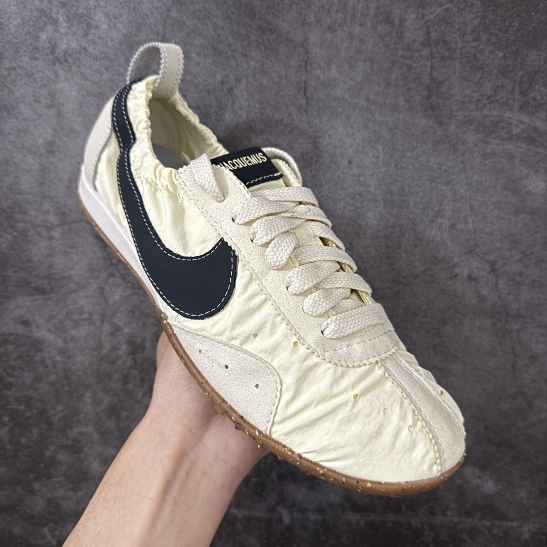 图片[3]-【正确版】Jacquemus x Nike Jacumoon 舒适 低帮生活休闲鞋 米黑色 货号：HV8547-700 正确升级版 配件齐全 目前市场最优品 Nike和Jacquemus再度联手 鞋型高度还原了元年版的复古轮廓 细节点上在终于原味的基础上于鞋口处加入了松紧带设计 提升了穿脱的便捷性与贴合度 鞋身两侧是宽大的复古 Swoosh，而鞋舌上则点缀着专属的JACQUEMUS 标记，彰显联名 尺码：35-45 全码出货-选品中心