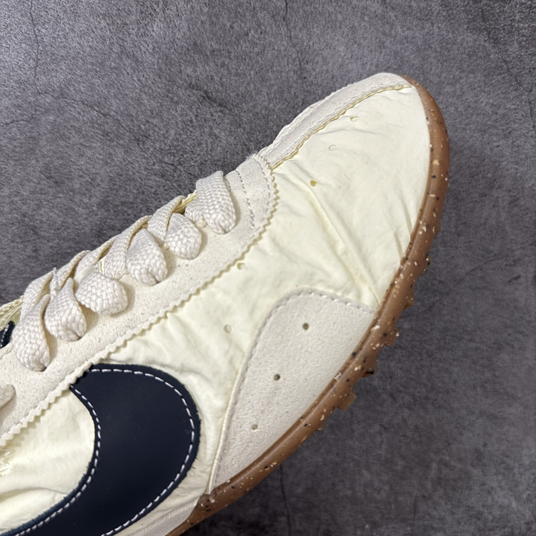 图片[6]-【正确版】Jacquemus x Nike Jacumoon 舒适 低帮生活休闲鞋 米黑色 货号：HV8547-700 正确升级版 配件齐全 目前市场最优品 Nike和Jacquemus再度联手 鞋型高度还原了元年版的复古轮廓 细节点上在终于原味的基础上于鞋口处加入了松紧带设计 提升了穿脱的便捷性与贴合度 鞋身两侧是宽大的复古 Swoosh，而鞋舌上则点缀着专属的JACQUEMUS 标记，彰显联名 尺码：35-45 全码出货-选品中心