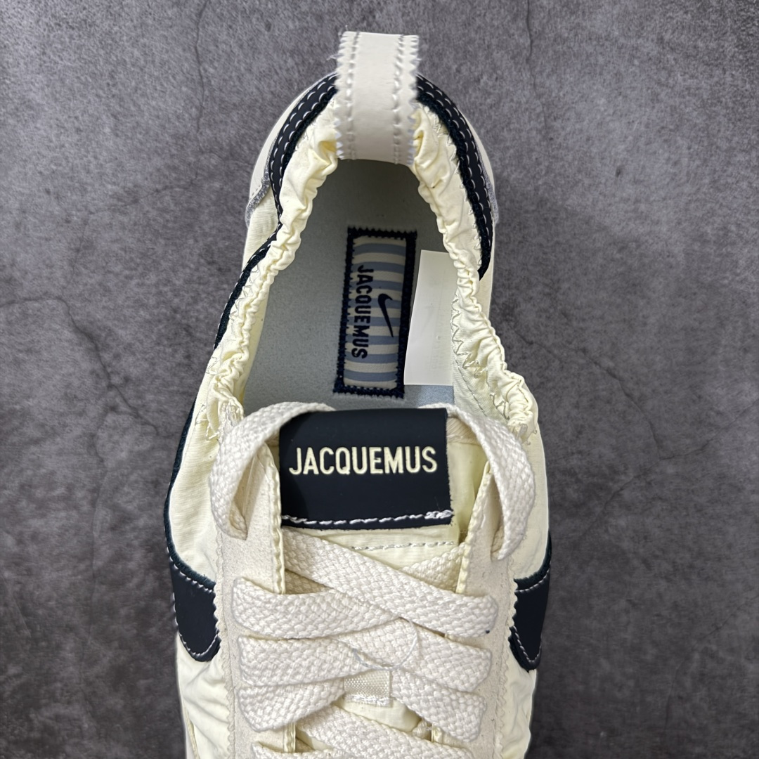 图片[8]-【正确版】Jacquemus x Nike Jacumoon 舒适 低帮生活休闲鞋 米黑色 货号：HV8547-700 正确升级版 配件齐全 目前市场最优品 Nike和Jacquemus再度联手 鞋型高度还原了元年版的复古轮廓 细节点上在终于原味的基础上于鞋口处加入了松紧带设计 提升了穿脱的便捷性与贴合度 鞋身两侧是宽大的复古 Swoosh，而鞋舌上则点缀着专属的JACQUEMUS 标记，彰显联名 尺码：35-45 全码出货-选品中心