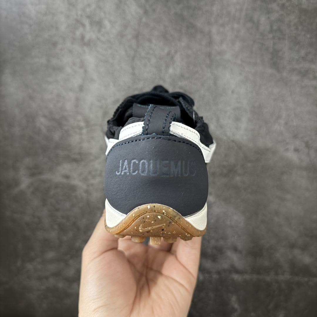 图片[4]-【正确版】Jacquemus x Nike Jacumoon 舒适 低帮生活休闲鞋 黑白色 货号：HV8547-001 正确升级版 配件齐全 目前市场最优品 Nike和Jacquemus再度联手 鞋型高度还原了元年版的复古轮廓 细节点上在终于原味的基础上于鞋口处加入了松紧带设计 提升了穿脱的便捷性与贴合度 鞋身两侧是宽大的复古 Swoosh，而鞋舌上则点缀着专属的JACQUEMUS 标记，彰显联名 尺码：35-45 全码出货-选品中心