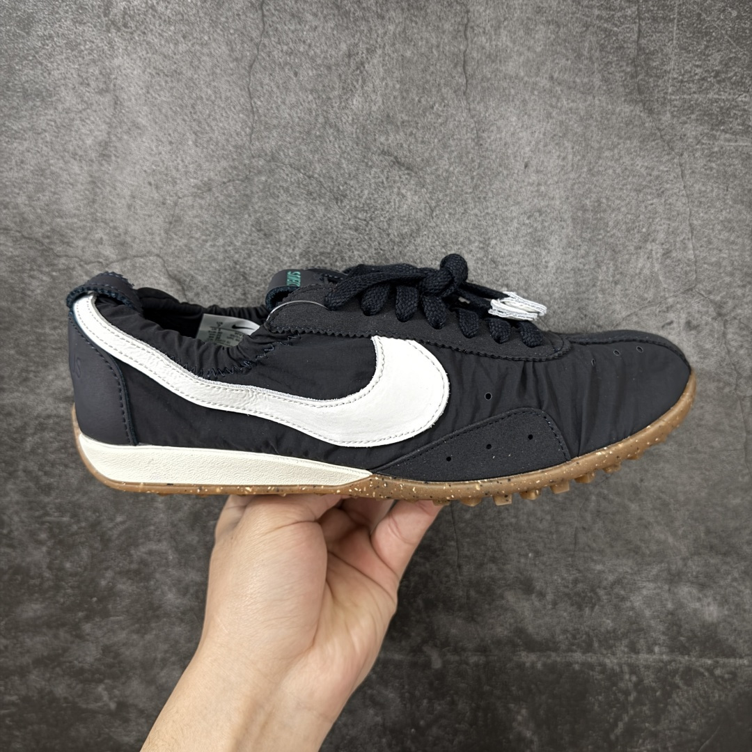 【正确版】Jacquemus x Nike Jacumoon 舒适 低帮生活休闲鞋 黑白色 货号：HV8547-001 正确升级版 配件齐全 目前市场最优品 Nike和Jacquemus再度联手 鞋型高度还原了元年版的复古轮廓 细节点上在终于原味的基础上于鞋口处加入了松紧带设计 提升了穿脱的便捷性与贴合度 鞋身两侧是宽大的复古 Swoosh，而鞋舌上则点缀着专属的JACQUEMUS 标记，彰显联名 尺码：35-45 全码出货-选品中心