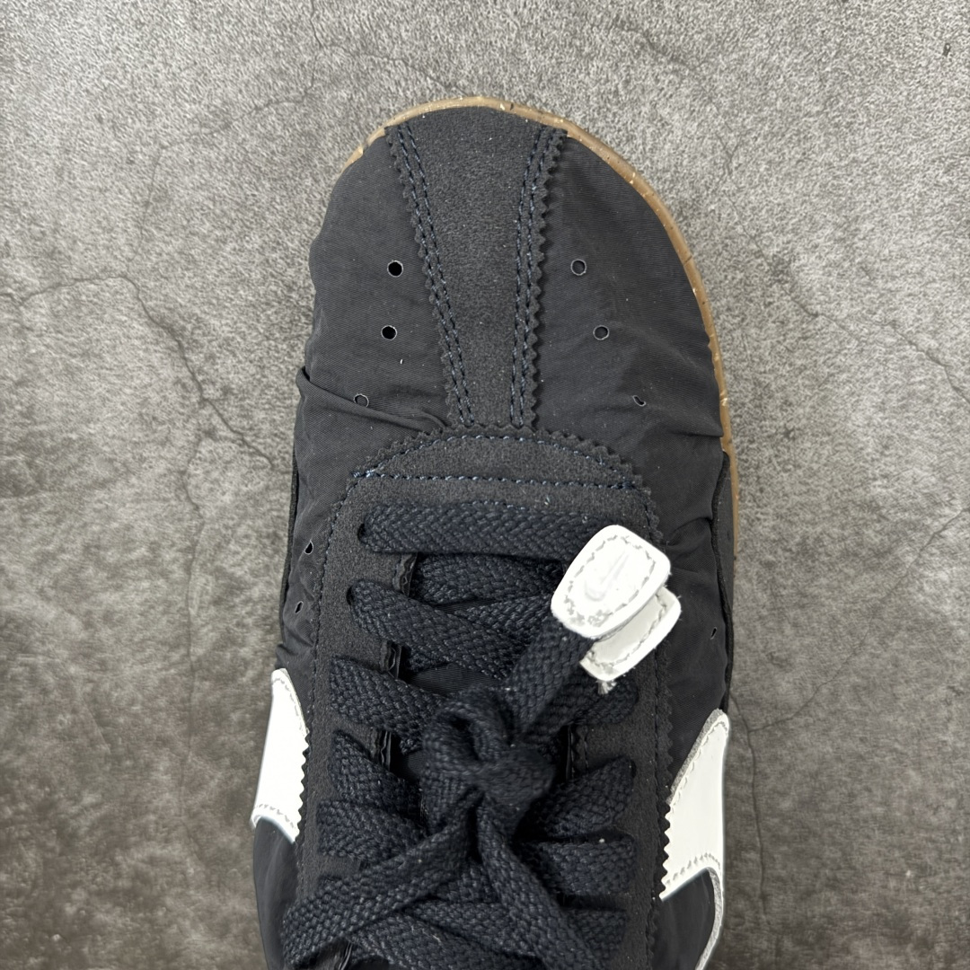 图片[5]-【正确版】Jacquemus x Nike Jacumoon 舒适 低帮生活休闲鞋 黑白色 货号：HV8547-001 正确升级版 配件齐全 目前市场最优品 Nike和Jacquemus再度联手 鞋型高度还原了元年版的复古轮廓 细节点上在终于原味的基础上于鞋口处加入了松紧带设计 提升了穿脱的便捷性与贴合度 鞋身两侧是宽大的复古 Swoosh，而鞋舌上则点缀着专属的JACQUEMUS 标记，彰显联名 尺码：35-45 全码出货-选品中心