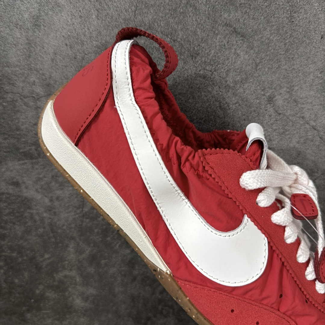 图片[7]-【正确版】Jacquemus x Nike Jacumoon 舒适 低帮生活休闲鞋 红白色 货号：HV8547-600 正确升级版 配件齐全 目前市场最优品 Nike和Jacquemus再度联手 鞋型高度还原了元年版的复古轮廓 细节点上在终于原味的基础上于鞋口处加入了松紧带设计 提升了穿脱的便捷性与贴合度 鞋身两侧是宽大的复古 Swoosh，而鞋舌上则点缀着专属的JACQUEMUS 标记，彰显联名 尺码：35-45 全码出货-选品中心