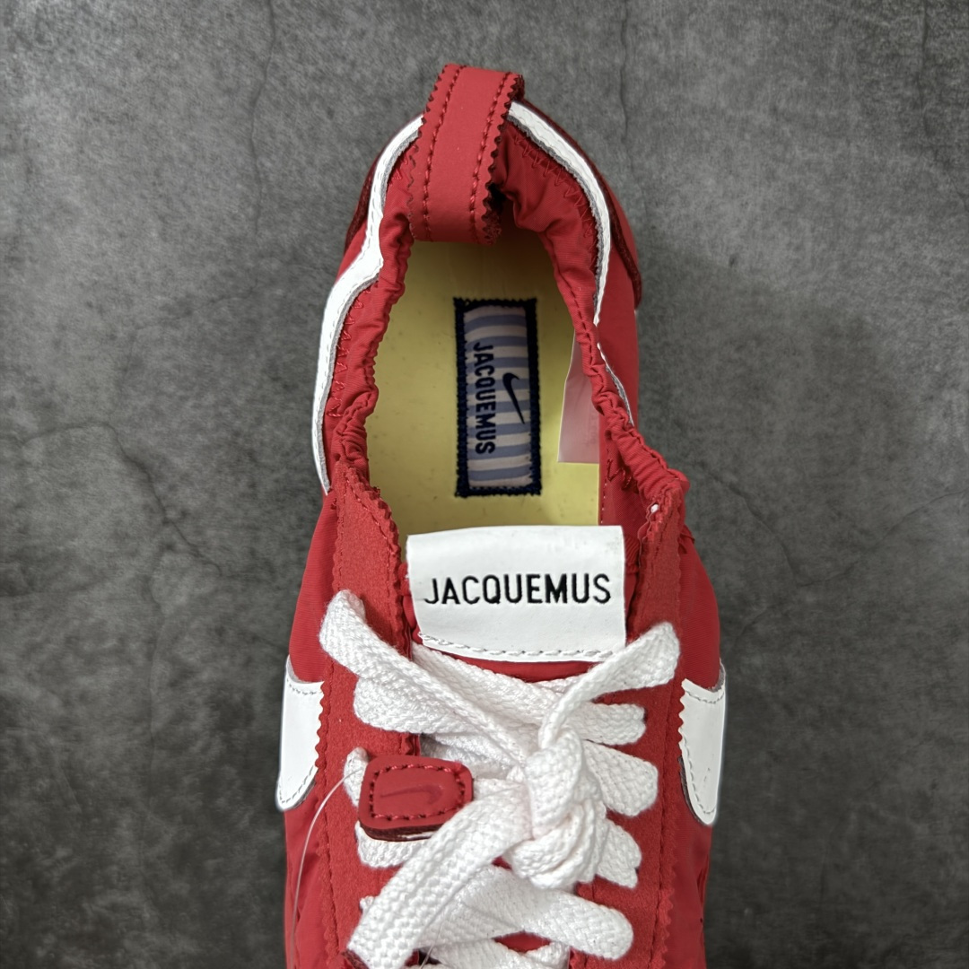 图片[8]-【正确版】Jacquemus x Nike Jacumoon 舒适 低帮生活休闲鞋 红白色 货号：HV8547-600 正确升级版 配件齐全 目前市场最优品 Nike和Jacquemus再度联手 鞋型高度还原了元年版的复古轮廓 细节点上在终于原味的基础上于鞋口处加入了松紧带设计 提升了穿脱的便捷性与贴合度 鞋身两侧是宽大的复古 Swoosh，而鞋舌上则点缀着专属的JACQUEMUS 标记，彰显联名 尺码：35-45 全码出货-选品中心