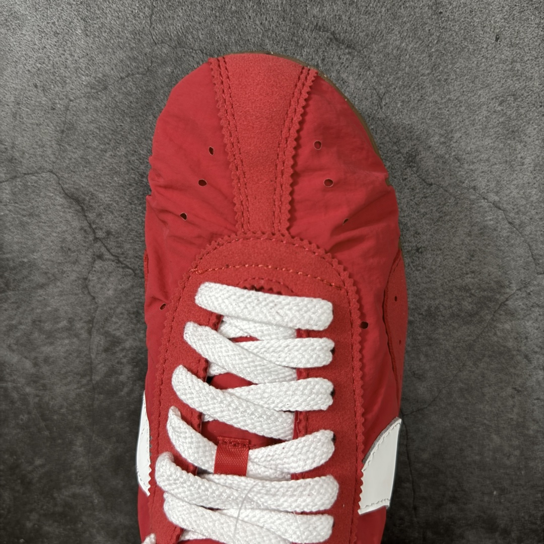 图片[5]-【正确版】Jacquemus x Nike Jacumoon 舒适 低帮生活休闲鞋 红白色 货号：HV8547-600 正确升级版 配件齐全 目前市场最优品 Nike和Jacquemus再度联手 鞋型高度还原了元年版的复古轮廓 细节点上在终于原味的基础上于鞋口处加入了松紧带设计 提升了穿脱的便捷性与贴合度 鞋身两侧是宽大的复古 Swoosh，而鞋舌上则点缀着专属的JACQUEMUS 标记，彰显联名 尺码：35-45 全码出货-选品中心