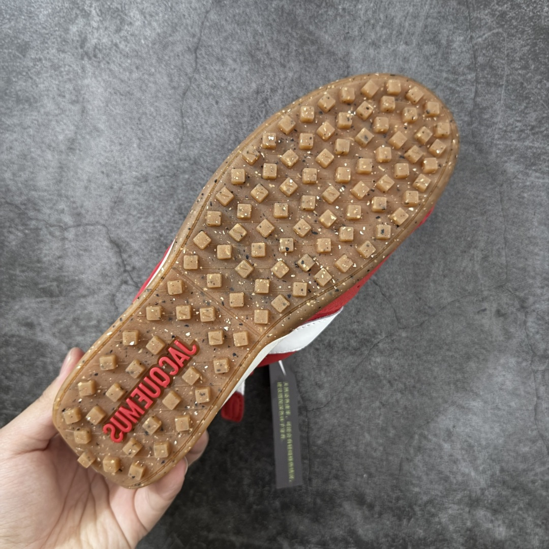 图片[9]-【正确版】Jacquemus x Nike Jacumoon 舒适 低帮生活休闲鞋 红白色 货号：HV8547-600 正确升级版 配件齐全 目前市场最优品 Nike和Jacquemus再度联手 鞋型高度还原了元年版的复古轮廓 细节点上在终于原味的基础上于鞋口处加入了松紧带设计 提升了穿脱的便捷性与贴合度 鞋身两侧是宽大的复古 Swoosh，而鞋舌上则点缀着专属的JACQUEMUS 标记，彰显联名 尺码：35-45 全码出货-选品中心
