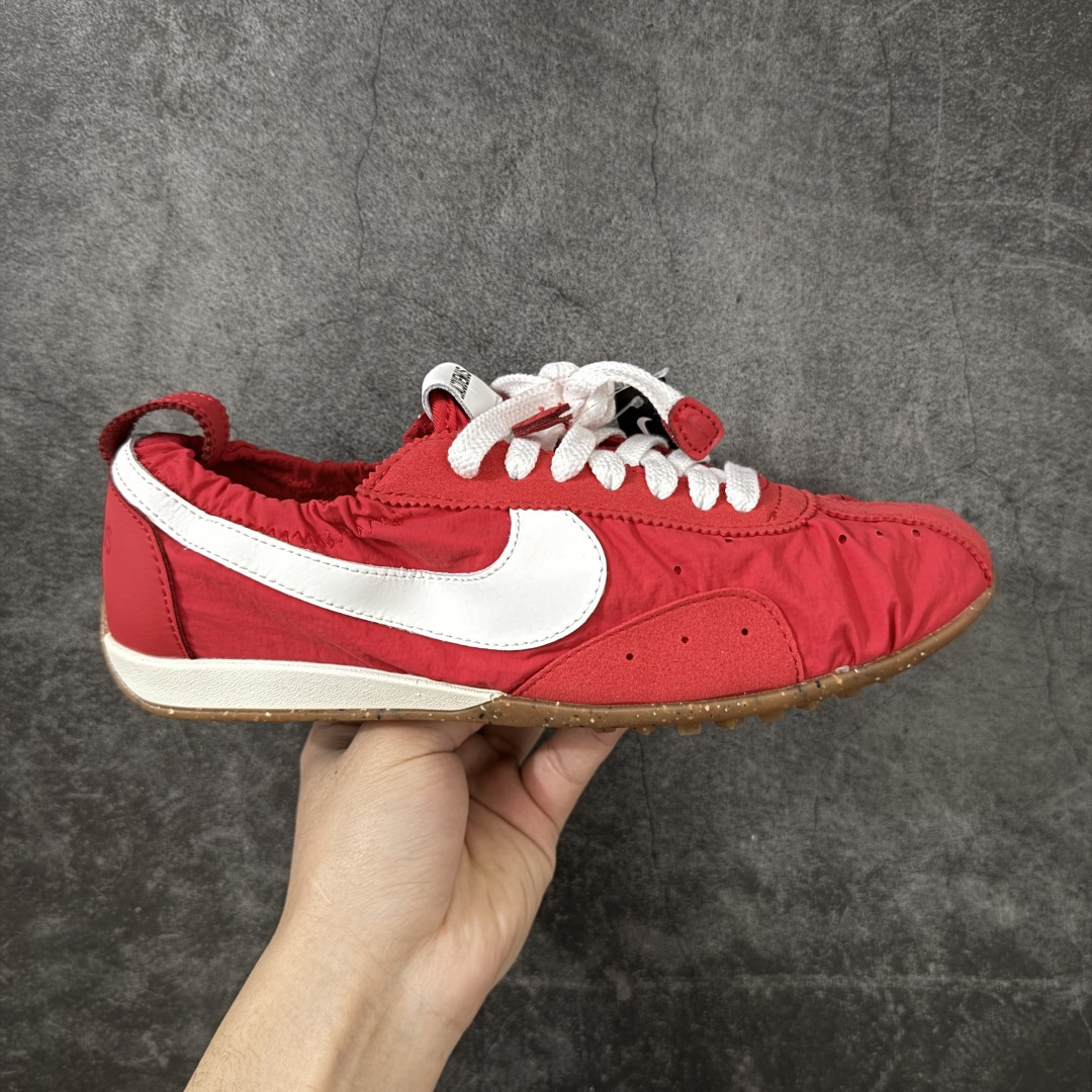 【正确版】Jacquemus x Nike Jacumoon 舒适 低帮生活休闲鞋 红白色 货号：HV8547-600 正确升级版 配件齐全 目前市场最优品 Nike和Jacquemus再度联手 鞋型高度还原了元年版的复古轮廓 细节点上在终于原味的基础上于鞋口处加入了松紧带设计 提升了穿脱的便捷性与贴合度 鞋身两侧是宽大的复古 Swoosh，而鞋舌上则点缀着专属的JACQUEMUS 标记，彰显联名 尺码：35-45 全码出货-选品中心