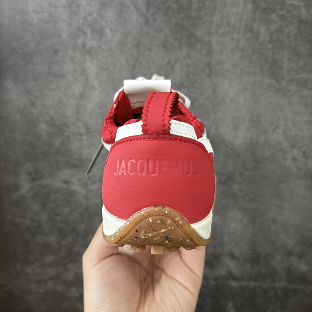 图片[4]-【正确版】Jacquemus x Nike Jacumoon 舒适 低帮生活休闲鞋 红白色 货号：HV8547-600 正确升级版 配件齐全 目前市场最优品 Nike和Jacquemus再度联手 鞋型高度还原了元年版的复古轮廓 细节点上在终于原味的基础上于鞋口处加入了松紧带设计 提升了穿脱的便捷性与贴合度 鞋身两侧是宽大的复古 Swoosh，而鞋舌上则点缀着专属的JACQUEMUS 标记，彰显联名 尺码：35-45 全码出货-选品中心