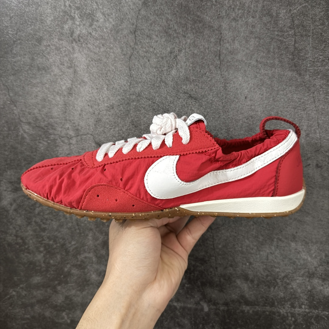 图片[2]-【正确版】Jacquemus x Nike Jacumoon 舒适 低帮生活休闲鞋 红白色 货号：HV8547-600 正确升级版 配件齐全 目前市场最优品 Nike和Jacquemus再度联手 鞋型高度还原了元年版的复古轮廓 细节点上在终于原味的基础上于鞋口处加入了松紧带设计 提升了穿脱的便捷性与贴合度 鞋身两侧是宽大的复古 Swoosh，而鞋舌上则点缀着专属的JACQUEMUS 标记，彰显联名 尺码：35-45 全码出货-选品中心