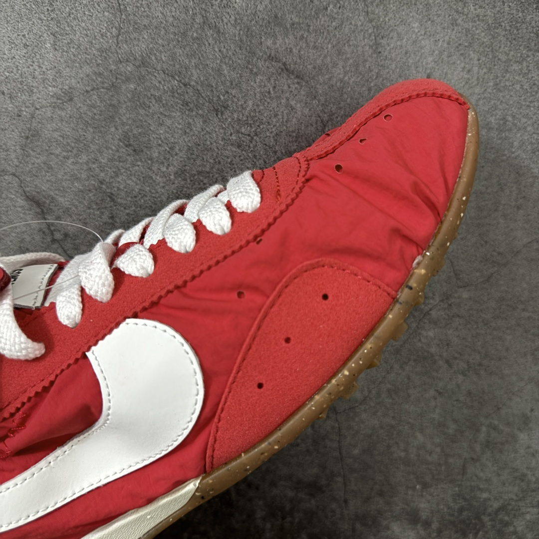 图片[6]-【正确版】Jacquemus x Nike Jacumoon 舒适 低帮生活休闲鞋 红白色 货号：HV8547-600 正确升级版 配件齐全 目前市场最优品 Nike和Jacquemus再度联手 鞋型高度还原了元年版的复古轮廓 细节点上在终于原味的基础上于鞋口处加入了松紧带设计 提升了穿脱的便捷性与贴合度 鞋身两侧是宽大的复古 Swoosh，而鞋舌上则点缀着专属的JACQUEMUS 标记，彰显联名 尺码：35-45 全码出货-选品中心