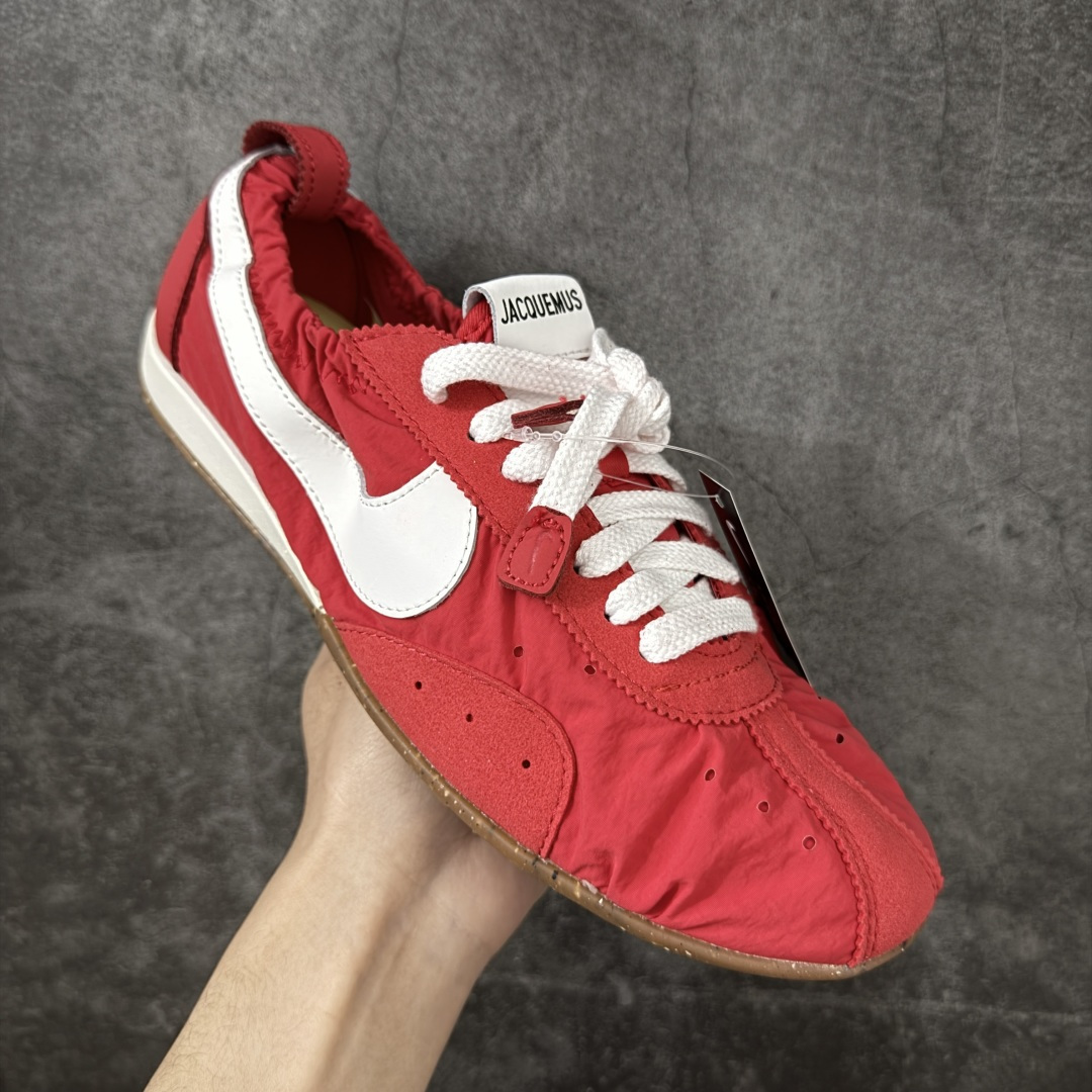 图片[3]-【正确版】Jacquemus x Nike Jacumoon 舒适 低帮生活休闲鞋 红白色 货号：HV8547-600 正确升级版 配件齐全 目前市场最优品 Nike和Jacquemus再度联手 鞋型高度还原了元年版的复古轮廓 细节点上在终于原味的基础上于鞋口处加入了松紧带设计 提升了穿脱的便捷性与贴合度 鞋身两侧是宽大的复古 Swoosh，而鞋舌上则点缀着专属的JACQUEMUS 标记，彰显联名 尺码：35-45 全码出货-选品中心