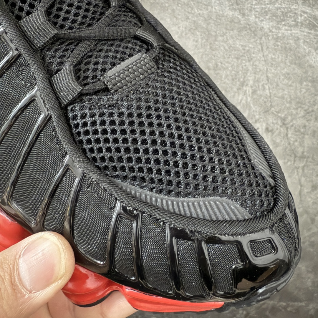 图片[5]-【Max纯原版】原版开发 Nike Shox TL系列 黑红色 CI0987-001 NK Shox TL系列 复古舒适百搭防滑耐磨低邦柱形气垫休闲跑步鞋 鞋面采用了轻质化的材料打造，搭载鞋带系带系统以及鞋舌部分的特殊控制模块，科技感十足；采用透气纺织品和网眼鞋面与标志性的Nike Shox技术，同时提供更轻盈的感觉和大胆的外观；鞋身大面积采用织物与皮革材质拼接设计，搭配Dri-FITz透气网面，透气性拉满不闷脚。中底前掌搭载Air Max科技，后掌配置Shoxy缓震气柱，前掌气垫提供灵敏回弹，中底的气柱设计也很加分，外观上科技感十足；设计彰显个性，复古造型适配多种穿搭风格。 尺码：39 40 40.5 41 42 42.5 43 44 44.5 45 45.5 46 46.5 47.5-选品中心