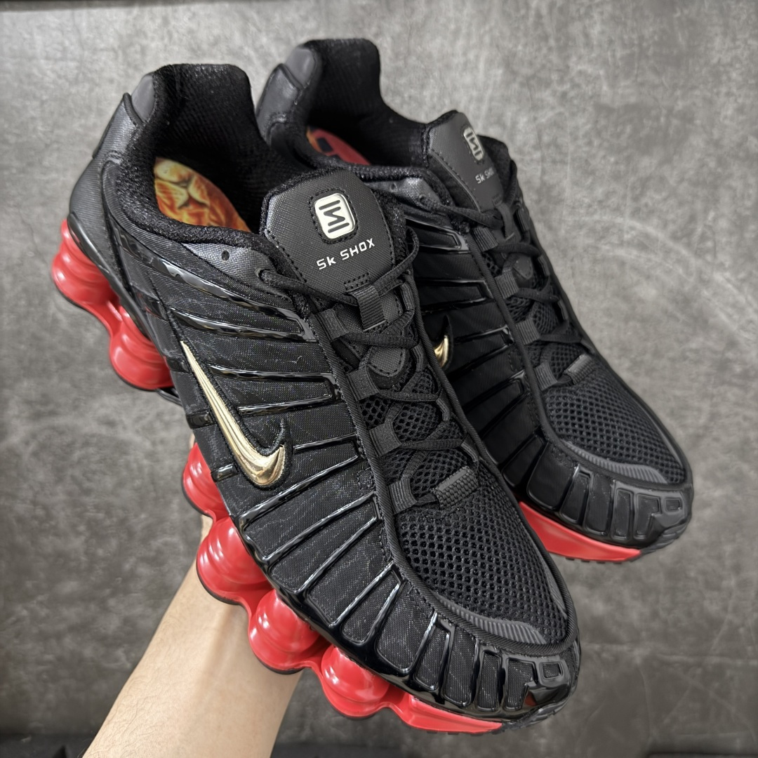 【Max纯原版】原版开发 Nike Shox TL系列 黑红色 CI0987-001 NK Shox TL系列 复古舒适百搭防滑耐磨低邦柱形气垫休闲跑步鞋 鞋面采用了轻质化的材料打造，搭载鞋带系带系统以及鞋舌部分的特殊控制模块，科技感十足；采用透气纺织品和网眼鞋面与标志性的Nike Shox技术，同时提供更轻盈的感觉和大胆的外观；鞋身大面积采用织物与皮革材质拼接设计，搭配Dri-FITz透气网面，透气性拉满不闷脚。中底前掌搭载Air Max科技，后掌配置Shoxy缓震气柱，前掌气垫提供灵敏回弹，中底的气柱设计也很加分，外观上科技感十足；设计彰显个性，复古造型适配多种穿搭风格。 尺码：39 40 40.5 41 42 42.5 43 44 44.5 45 45.5 46 46.5 47.5-选品中心