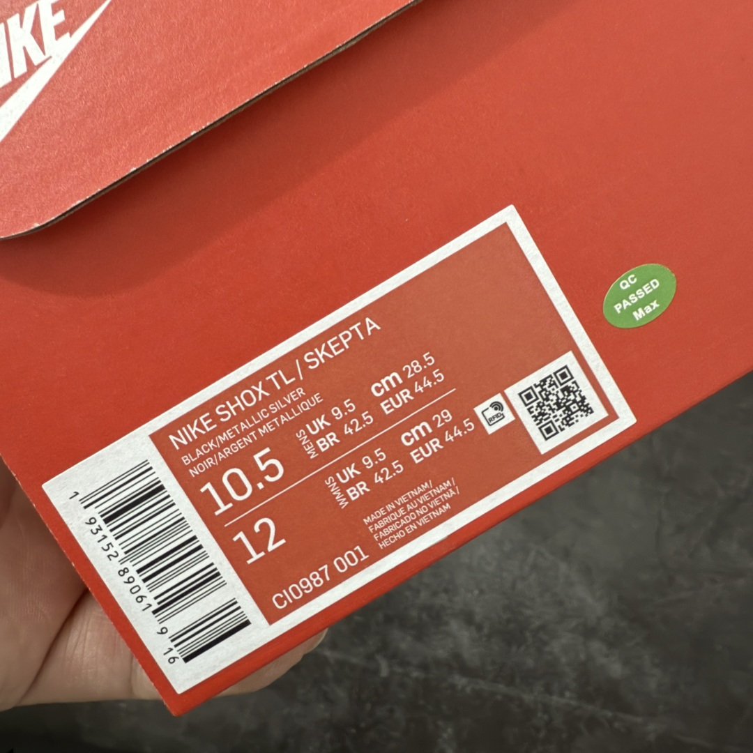图片[10]-【Max纯原版】原版开发 Nike Shox TL系列 黑红色 CI0987-001 NK Shox TL系列 复古舒适百搭防滑耐磨低邦柱形气垫休闲跑步鞋 鞋面采用了轻质化的材料打造，搭载鞋带系带系统以及鞋舌部分的特殊控制模块，科技感十足；采用透气纺织品和网眼鞋面与标志性的Nike Shox技术，同时提供更轻盈的感觉和大胆的外观；鞋身大面积采用织物与皮革材质拼接设计，搭配Dri-FITz透气网面，透气性拉满不闷脚。中底前掌搭载Air Max科技，后掌配置Shoxy缓震气柱，前掌气垫提供灵敏回弹，中底的气柱设计也很加分，外观上科技感十足；设计彰显个性，复古造型适配多种穿搭风格。 尺码：39 40 40.5 41 42 42.5 43 44 44.5 45 45.5 46 46.5 47.5-选品中心