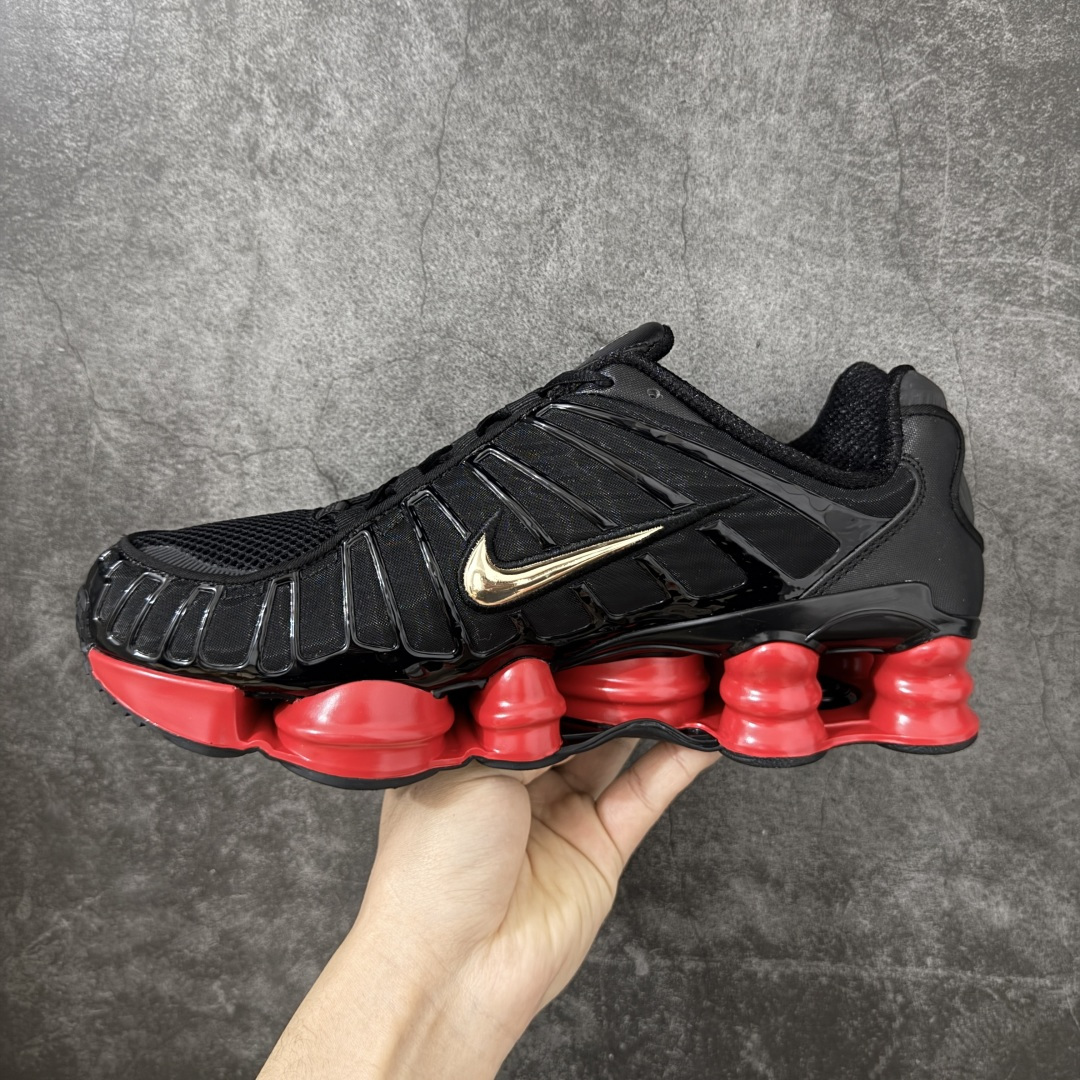 图片[2]-【Max纯原版】原版开发 Nike Shox TL系列 黑红色 CI0987-001 NK Shox TL系列 复古舒适百搭防滑耐磨低邦柱形气垫休闲跑步鞋 鞋面采用了轻质化的材料打造，搭载鞋带系带系统以及鞋舌部分的特殊控制模块，科技感十足；采用透气纺织品和网眼鞋面与标志性的Nike Shox技术，同时提供更轻盈的感觉和大胆的外观；鞋身大面积采用织物与皮革材质拼接设计，搭配Dri-FITz透气网面，透气性拉满不闷脚。中底前掌搭载Air Max科技，后掌配置Shoxy缓震气柱，前掌气垫提供灵敏回弹，中底的气柱设计也很加分，外观上科技感十足；设计彰显个性，复古造型适配多种穿搭风格。 尺码：39 40 40.5 41 42 42.5 43 44 44.5 45 45.5 46 46.5 47.5-选品中心