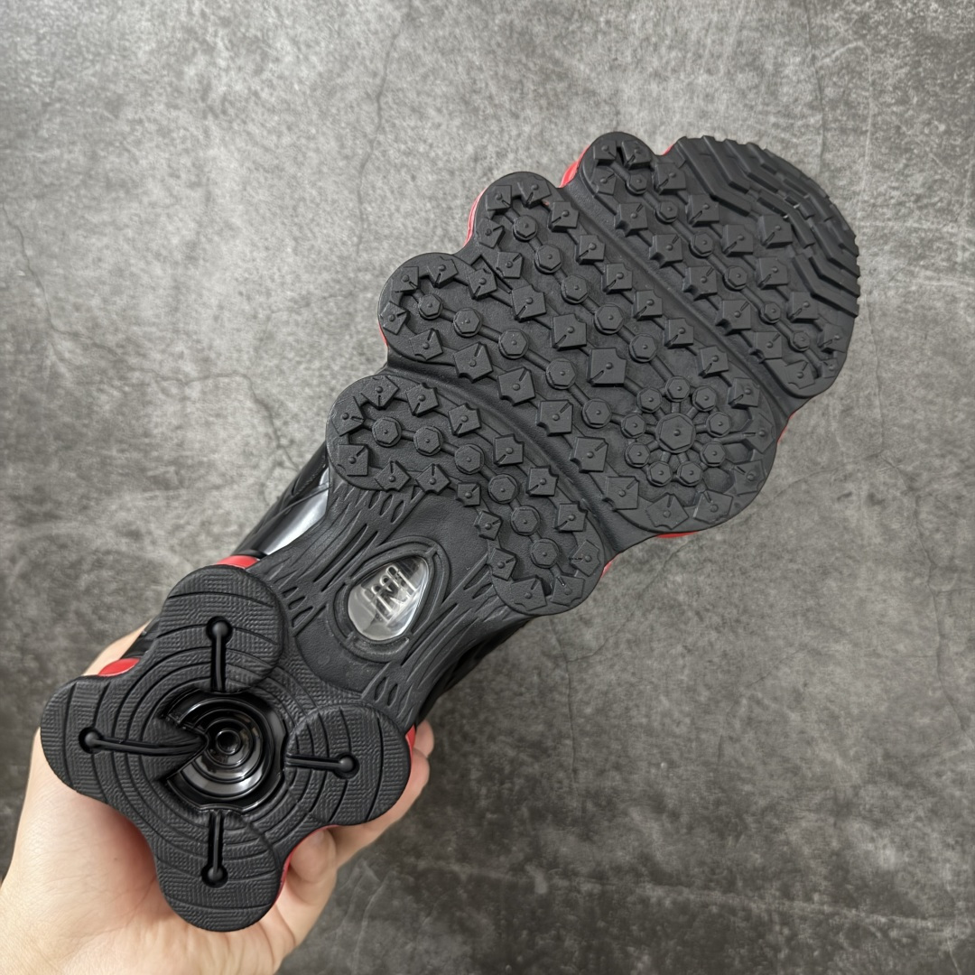 图片[9]-【Max纯原版】原版开发 Nike Shox TL系列 黑红色 CI0987-001 NK Shox TL系列 复古舒适百搭防滑耐磨低邦柱形气垫休闲跑步鞋 鞋面采用了轻质化的材料打造，搭载鞋带系带系统以及鞋舌部分的特殊控制模块，科技感十足；采用透气纺织品和网眼鞋面与标志性的Nike Shox技术，同时提供更轻盈的感觉和大胆的外观；鞋身大面积采用织物与皮革材质拼接设计，搭配Dri-FITz透气网面，透气性拉满不闷脚。中底前掌搭载Air Max科技，后掌配置Shoxy缓震气柱，前掌气垫提供灵敏回弹，中底的气柱设计也很加分，外观上科技感十足；设计彰显个性，复古造型适配多种穿搭风格。 尺码：39 40 40.5 41 42 42.5 43 44 44.5 45 45.5 46 46.5 47.5-选品中心