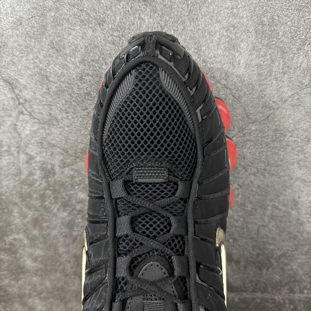 图片[5]-【Max纯原版】原版开发 Nike Shox TL系列 黑红色 CI0987-001 NK Shox TL系列 复古舒适百搭防滑耐磨低邦柱形气垫休闲跑步鞋 鞋面采用了轻质化的材料打造，搭载鞋带系带系统以及鞋舌部分的特殊控制模块，科技感十足；采用透气纺织品和网眼鞋面与标志性的Nike Shox技术，同时提供更轻盈的感觉和大胆的外观；鞋身大面积采用织物与皮革材质拼接设计，搭配Dri-FITz透气网面，透气性拉满不闷脚。中底前掌搭载Air Max科技，后掌配置Shoxy缓震气柱，前掌气垫提供灵敏回弹，中底的气柱设计也很加分，外观上科技感十足；设计彰显个性，复古造型适配多种穿搭风格。 尺码：39 40 40.5 41 42 42.5 43 44 44.5 45 45.5 46 46.5 47.5-选品中心