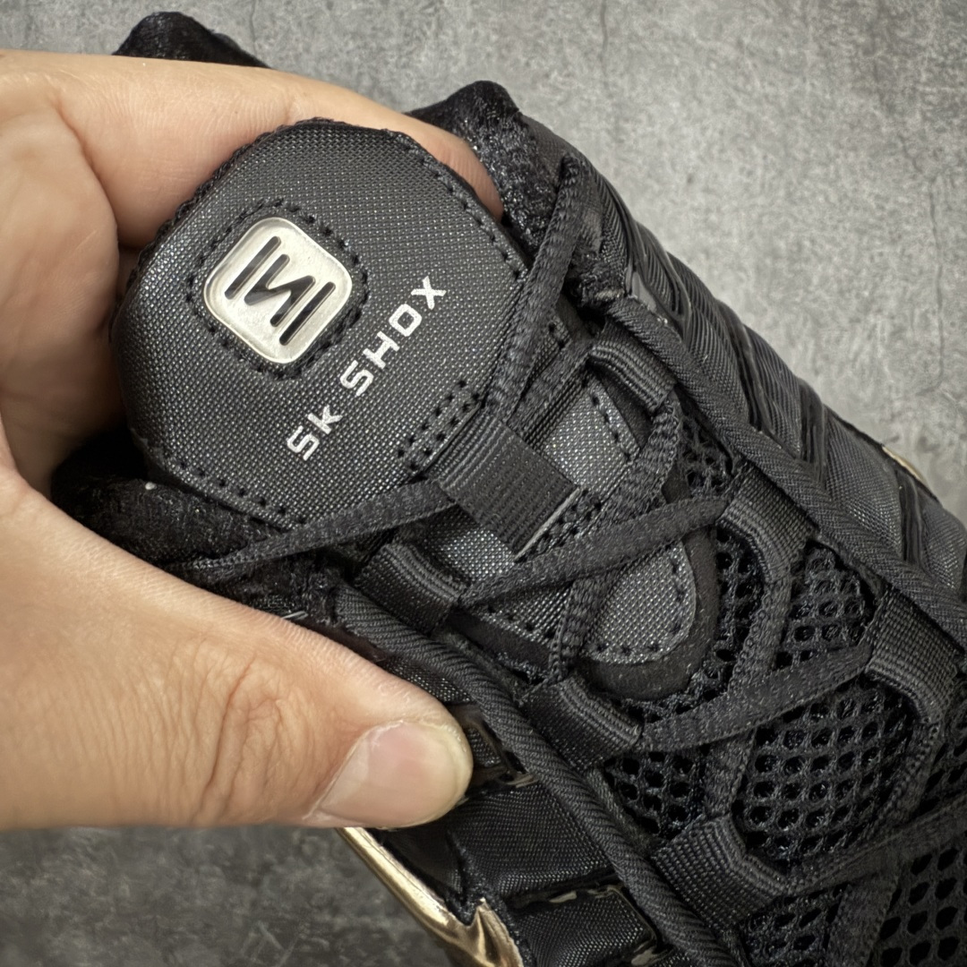 图片[6]-【Max纯原版】原版开发 Nike Shox TL系列 黑红色 CI0987-001 NK Shox TL系列 复古舒适百搭防滑耐磨低邦柱形气垫休闲跑步鞋 鞋面采用了轻质化的材料打造，搭载鞋带系带系统以及鞋舌部分的特殊控制模块，科技感十足；采用透气纺织品和网眼鞋面与标志性的Nike Shox技术，同时提供更轻盈的感觉和大胆的外观；鞋身大面积采用织物与皮革材质拼接设计，搭配Dri-FITz透气网面，透气性拉满不闷脚。中底前掌搭载Air Max科技，后掌配置Shoxy缓震气柱，前掌气垫提供灵敏回弹，中底的气柱设计也很加分，外观上科技感十足；设计彰显个性，复古造型适配多种穿搭风格。 尺码：39 40 40.5 41 42 42.5 43 44 44.5 45 45.5 46 46.5 47.5-选品中心