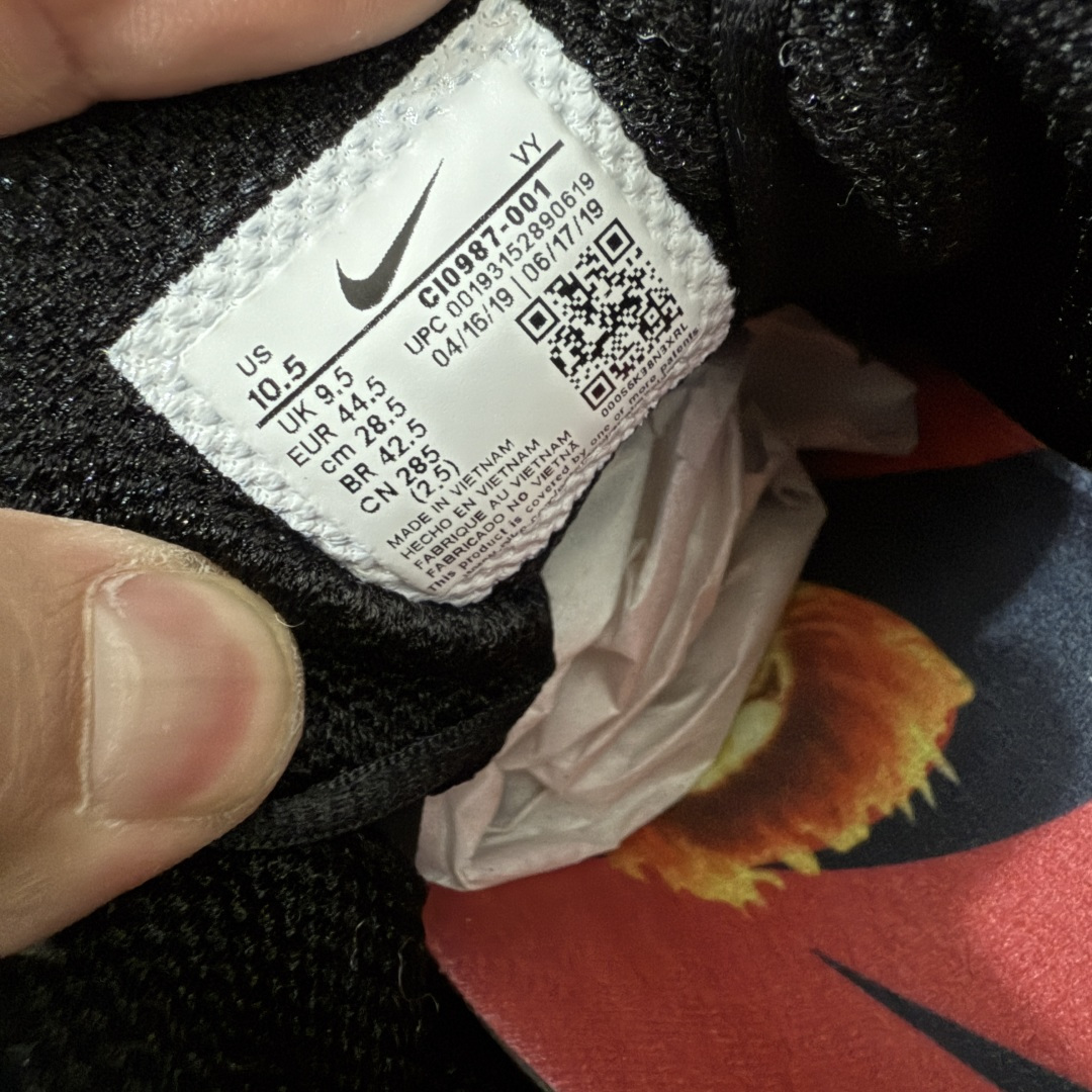 图片[7]-【Max纯原版】原版开发 Nike Shox TL系列 黑红色 CI0987-001 NK Shox TL系列 复古舒适百搭防滑耐磨低邦柱形气垫休闲跑步鞋 鞋面采用了轻质化的材料打造，搭载鞋带系带系统以及鞋舌部分的特殊控制模块，科技感十足；采用透气纺织品和网眼鞋面与标志性的Nike Shox技术，同时提供更轻盈的感觉和大胆的外观；鞋身大面积采用织物与皮革材质拼接设计，搭配Dri-FITz透气网面，透气性拉满不闷脚。中底前掌搭载Air Max科技，后掌配置Shoxy缓震气柱，前掌气垫提供灵敏回弹，中底的气柱设计也很加分，外观上科技感十足；设计彰显个性，复古造型适配多种穿搭风格。 尺码：39 40 40.5 41 42 42.5 43 44 44.5 45 45.5 46 46.5 47.5-选品中心