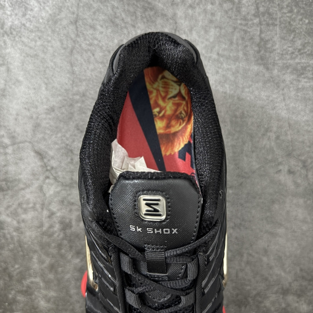 图片[8]-【Max纯原版】原版开发 Nike Shox TL系列 黑红色 CI0987-001 NK Shox TL系列 复古舒适百搭防滑耐磨低邦柱形气垫休闲跑步鞋 鞋面采用了轻质化的材料打造，搭载鞋带系带系统以及鞋舌部分的特殊控制模块，科技感十足；采用透气纺织品和网眼鞋面与标志性的Nike Shox技术，同时提供更轻盈的感觉和大胆的外观；鞋身大面积采用织物与皮革材质拼接设计，搭配Dri-FITz透气网面，透气性拉满不闷脚。中底前掌搭载Air Max科技，后掌配置Shoxy缓震气柱，前掌气垫提供灵敏回弹，中底的气柱设计也很加分，外观上科技感十足；设计彰显个性，复古造型适配多种穿搭风格。 尺码：39 40 40.5 41 42 42.5 43 44 44.5 45 45.5 46 46.5 47.5-选品中心
