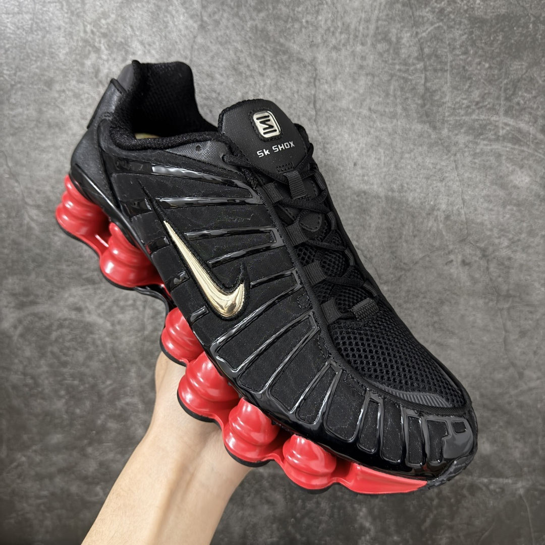 图片[3]-【Max纯原版】原版开发 Nike Shox TL系列 黑红色 CI0987-001 NK Shox TL系列 复古舒适百搭防滑耐磨低邦柱形气垫休闲跑步鞋 鞋面采用了轻质化的材料打造，搭载鞋带系带系统以及鞋舌部分的特殊控制模块，科技感十足；采用透气纺织品和网眼鞋面与标志性的Nike Shox技术，同时提供更轻盈的感觉和大胆的外观；鞋身大面积采用织物与皮革材质拼接设计，搭配Dri-FITz透气网面，透气性拉满不闷脚。中底前掌搭载Air Max科技，后掌配置Shoxy缓震气柱，前掌气垫提供灵敏回弹，中底的气柱设计也很加分，外观上科技感十足；设计彰显个性，复古造型适配多种穿搭风格。 尺码：39 40 40.5 41 42 42.5 43 44 44.5 45 45.5 46 46.5 47.5-选品中心