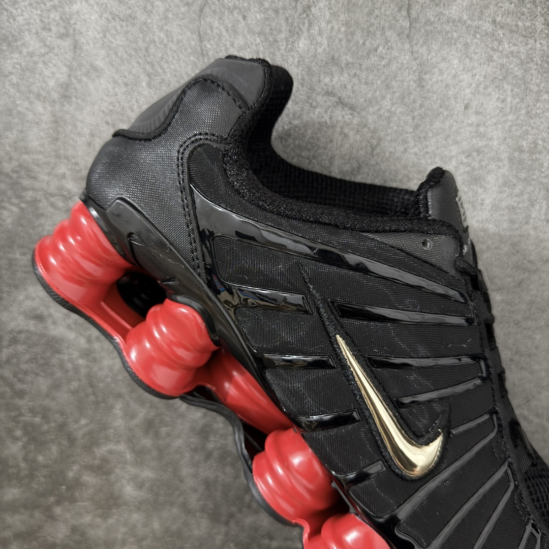 图片[7]-【Max纯原版】原版开发 Nike Shox TL系列 黑红色 CI0987-001 NK Shox TL系列 复古舒适百搭防滑耐磨低邦柱形气垫休闲跑步鞋 鞋面采用了轻质化的材料打造，搭载鞋带系带系统以及鞋舌部分的特殊控制模块，科技感十足；采用透气纺织品和网眼鞋面与标志性的Nike Shox技术，同时提供更轻盈的感觉和大胆的外观；鞋身大面积采用织物与皮革材质拼接设计，搭配Dri-FITz透气网面，透气性拉满不闷脚。中底前掌搭载Air Max科技，后掌配置Shoxy缓震气柱，前掌气垫提供灵敏回弹，中底的气柱设计也很加分，外观上科技感十足；设计彰显个性，复古造型适配多种穿搭风格。 尺码：39 40 40.5 41 42 42.5 43 44 44.5 45 45.5 46 46.5 47.5-选品中心