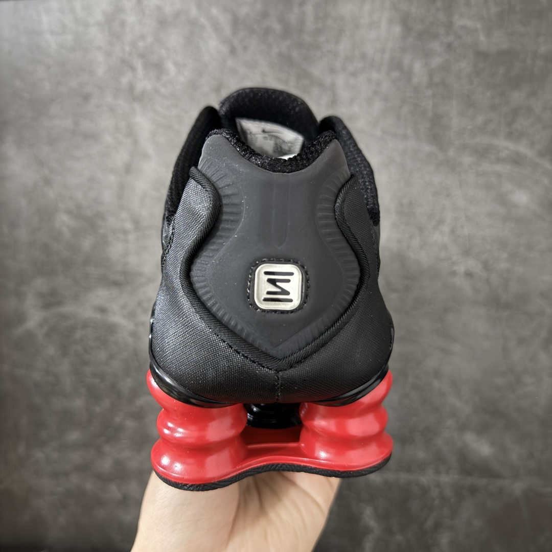 图片[4]-【Max纯原版】原版开发 Nike Shox TL系列 黑红色 CI0987-001 NK Shox TL系列 复古舒适百搭防滑耐磨低邦柱形气垫休闲跑步鞋 鞋面采用了轻质化的材料打造，搭载鞋带系带系统以及鞋舌部分的特殊控制模块，科技感十足；采用透气纺织品和网眼鞋面与标志性的Nike Shox技术，同时提供更轻盈的感觉和大胆的外观；鞋身大面积采用织物与皮革材质拼接设计，搭配Dri-FITz透气网面，透气性拉满不闷脚。中底前掌搭载Air Max科技，后掌配置Shoxy缓震气柱，前掌气垫提供灵敏回弹，中底的气柱设计也很加分，外观上科技感十足；设计彰显个性，复古造型适配多种穿搭风格。 尺码：39 40 40.5 41 42 42.5 43 44 44.5 45 45.5 46 46.5 47.5-选品中心