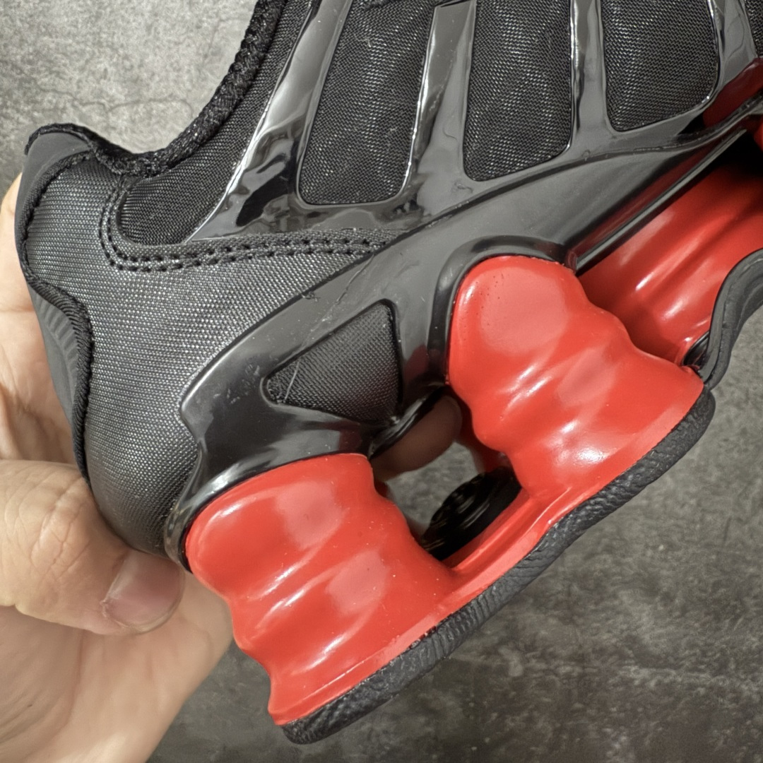 图片[3]-【Max纯原版】原版开发 Nike Shox TL系列 黑红色 CI0987-001 NK Shox TL系列 复古舒适百搭防滑耐磨低邦柱形气垫休闲跑步鞋 鞋面采用了轻质化的材料打造，搭载鞋带系带系统以及鞋舌部分的特殊控制模块，科技感十足；采用透气纺织品和网眼鞋面与标志性的Nike Shox技术，同时提供更轻盈的感觉和大胆的外观；鞋身大面积采用织物与皮革材质拼接设计，搭配Dri-FITz透气网面，透气性拉满不闷脚。中底前掌搭载Air Max科技，后掌配置Shoxy缓震气柱，前掌气垫提供灵敏回弹，中底的气柱设计也很加分，外观上科技感十足；设计彰显个性，复古造型适配多种穿搭风格。 尺码：39 40 40.5 41 42 42.5 43 44 44.5 45 45.5 46 46.5 47.5-选品中心