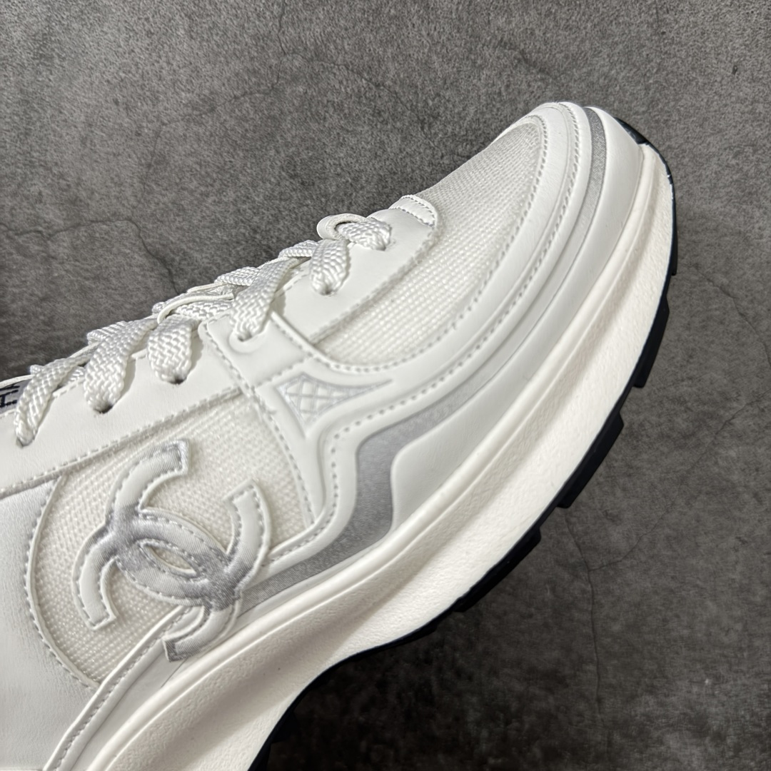 图片[6]-【莞顶礼盒版】CHANEL香奈儿 26C 小牛皮 圆头系带 低帮 生活休闲鞋 男女款 白色 香奈儿品牌，秉承创始人嘉柏丽尔•香奈儿女士划时代的创新理念与前瞻创意，成为现代女性美学的风向标。无论时尚精品、香水与美容品、腕表与高级珠宝，都致力于为女性塑造自由、优雅、与众不同的风格。 尺码：35 36 37 38 39 40-选品中心