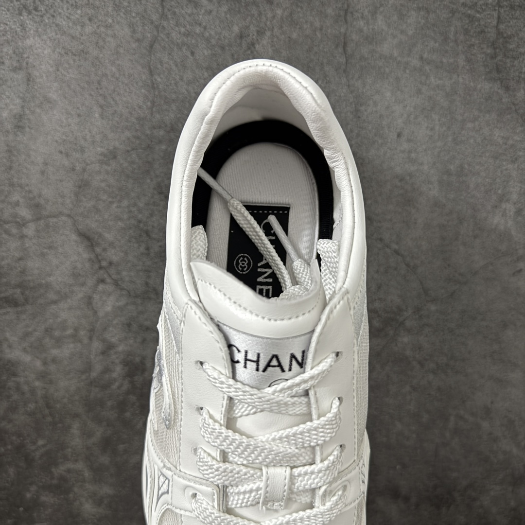 图片[8]-【莞顶礼盒版】CHANEL香奈儿 26C 小牛皮 圆头系带 低帮 生活休闲鞋 男女款 白色 香奈儿品牌，秉承创始人嘉柏丽尔•香奈儿女士划时代的创新理念与前瞻创意，成为现代女性美学的风向标。无论时尚精品、香水与美容品、腕表与高级珠宝，都致力于为女性塑造自由、优雅、与众不同的风格。 尺码：35 36 37 38 39 40-选品中心