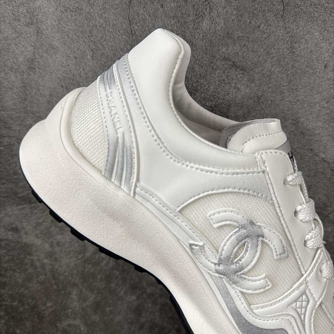 图片[7]-【莞顶礼盒版】CHANEL香奈儿 26C 小牛皮 圆头系带 低帮 生活休闲鞋 男女款 白色 香奈儿品牌，秉承创始人嘉柏丽尔•香奈儿女士划时代的创新理念与前瞻创意，成为现代女性美学的风向标。无论时尚精品、香水与美容品、腕表与高级珠宝，都致力于为女性塑造自由、优雅、与众不同的风格。 尺码：35 36 37 38 39 40-选品中心