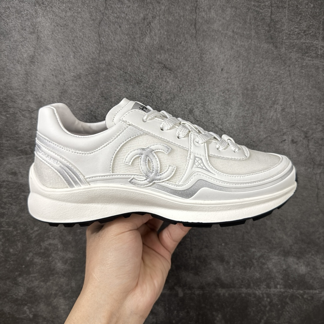 【莞顶礼盒版】CHANEL香奈儿 26C 小牛皮 圆头系带 低帮 生活休闲鞋 男女款 白色 香奈儿品牌，秉承创始人嘉柏丽尔•香奈儿女士划时代的创新理念与前瞻创意，成为现代女性美学的风向标。无论时尚精品、香水与美容品、腕表与高级珠宝，都致力于为女性塑造自由、优雅、与众不同的风格。 尺码：35 36 37 38 39 40-选品中心