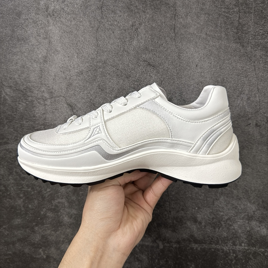 图片[2]-【莞顶礼盒版】CHANEL香奈儿 26C 小牛皮 圆头系带 低帮 生活休闲鞋 男女款 白色 香奈儿品牌，秉承创始人嘉柏丽尔•香奈儿女士划时代的创新理念与前瞻创意，成为现代女性美学的风向标。无论时尚精品、香水与美容品、腕表与高级珠宝，都致力于为女性塑造自由、优雅、与众不同的风格。 尺码：35 36 37 38 39 40-选品中心