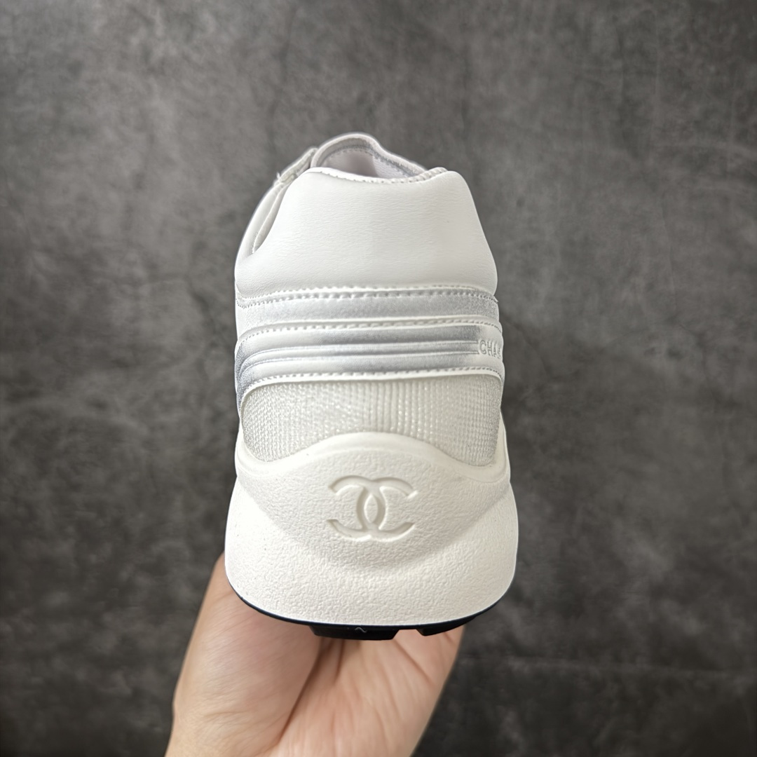 图片[4]-【莞顶礼盒版】CHANEL香奈儿 26C 小牛皮 圆头系带 低帮 生活休闲鞋 男女款 白色 香奈儿品牌，秉承创始人嘉柏丽尔•香奈儿女士划时代的创新理念与前瞻创意，成为现代女性美学的风向标。无论时尚精品、香水与美容品、腕表与高级珠宝，都致力于为女性塑造自由、优雅、与众不同的风格。 尺码：35 36 37 38 39 40-选品中心