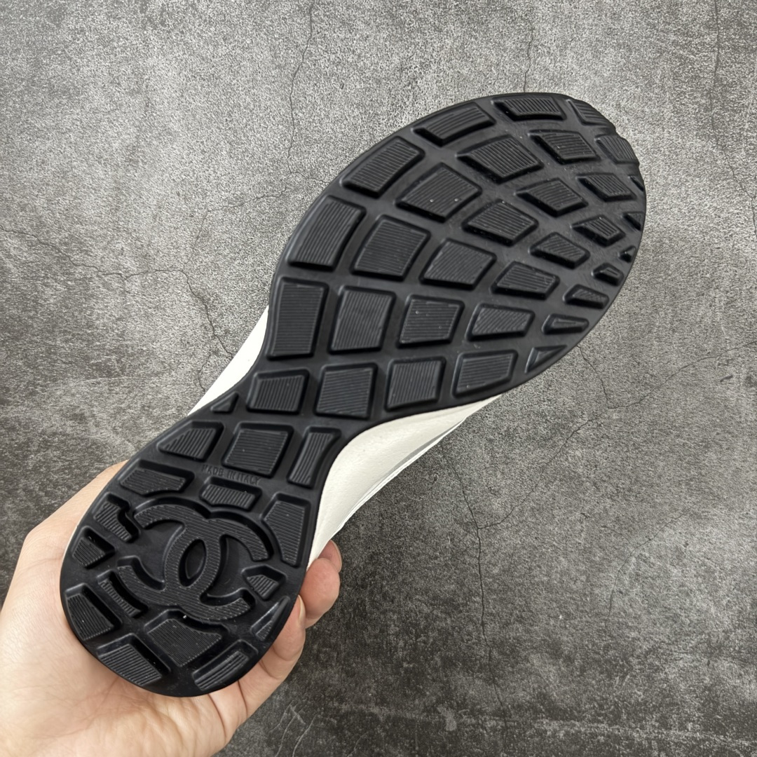 图片[9]-【莞顶礼盒版】CHANEL香奈儿 26C 小牛皮 圆头系带 低帮 生活休闲鞋 男女款 白色 香奈儿品牌，秉承创始人嘉柏丽尔•香奈儿女士划时代的创新理念与前瞻创意，成为现代女性美学的风向标。无论时尚精品、香水与美容品、腕表与高级珠宝，都致力于为女性塑造自由、优雅、与众不同的风格。 尺码：35 36 37 38 39 40-选品中心