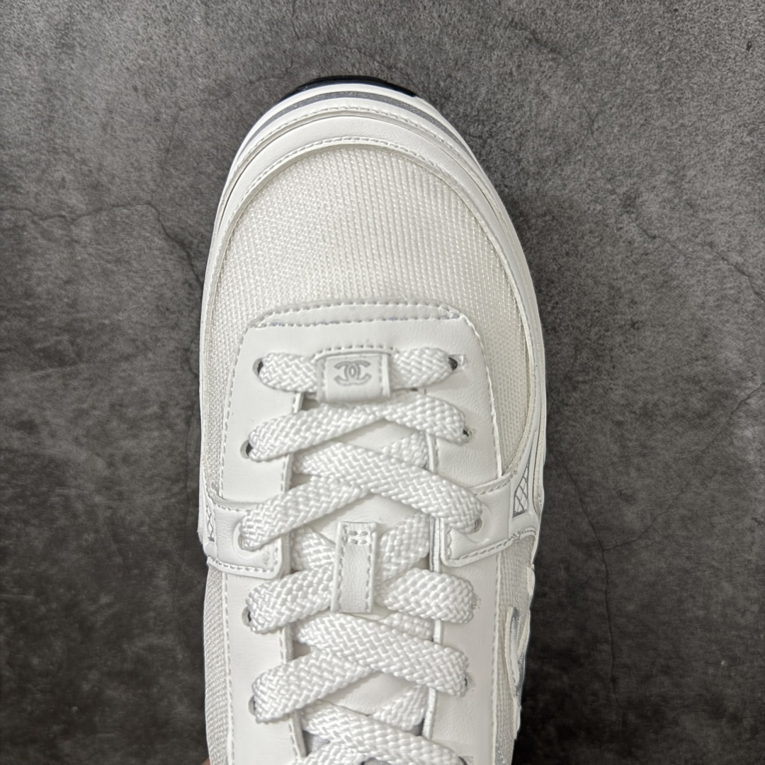图片[5]-【莞顶礼盒版】CHANEL香奈儿 26C 小牛皮 圆头系带 低帮 生活休闲鞋 男女款 白色 香奈儿品牌，秉承创始人嘉柏丽尔•香奈儿女士划时代的创新理念与前瞻创意，成为现代女性美学的风向标。无论时尚精品、香水与美容品、腕表与高级珠宝，都致力于为女性塑造自由、优雅、与众不同的风格。 尺码：35 36 37 38 39 40-选品中心