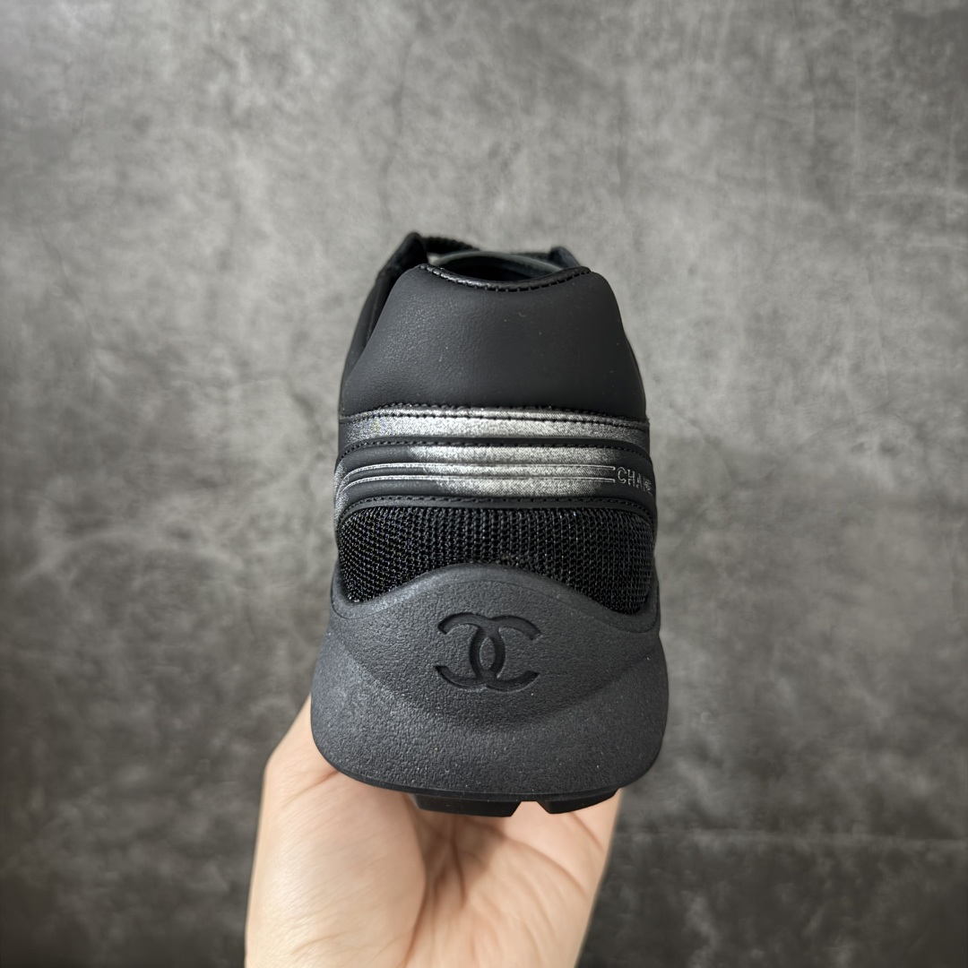 图片[4]-【莞顶礼盒版】CHANEL香奈儿 26C 小牛皮 圆头系带 低帮 生活休闲鞋 女款 黑色 香奈儿品牌，秉承创始人嘉柏丽尔•香奈儿女士划时代的创新理念与前瞻创意，成为现代女性美学的风向标。无论时尚精品、香水与美容品、腕表与高级珠宝，都致力于为女性塑造自由、优雅、与众不同的风格。 尺码：35 36 37 38 39 40-选品中心