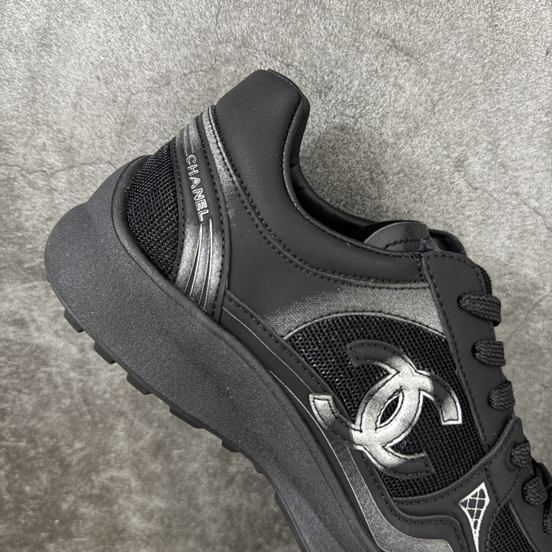 图片[7]-【莞顶礼盒版】CHANEL香奈儿 26C 小牛皮 圆头系带 低帮 生活休闲鞋 女款 黑色 香奈儿品牌，秉承创始人嘉柏丽尔•香奈儿女士划时代的创新理念与前瞻创意，成为现代女性美学的风向标。无论时尚精品、香水与美容品、腕表与高级珠宝，都致力于为女性塑造自由、优雅、与众不同的风格。 尺码：35 36 37 38 39 40-选品中心