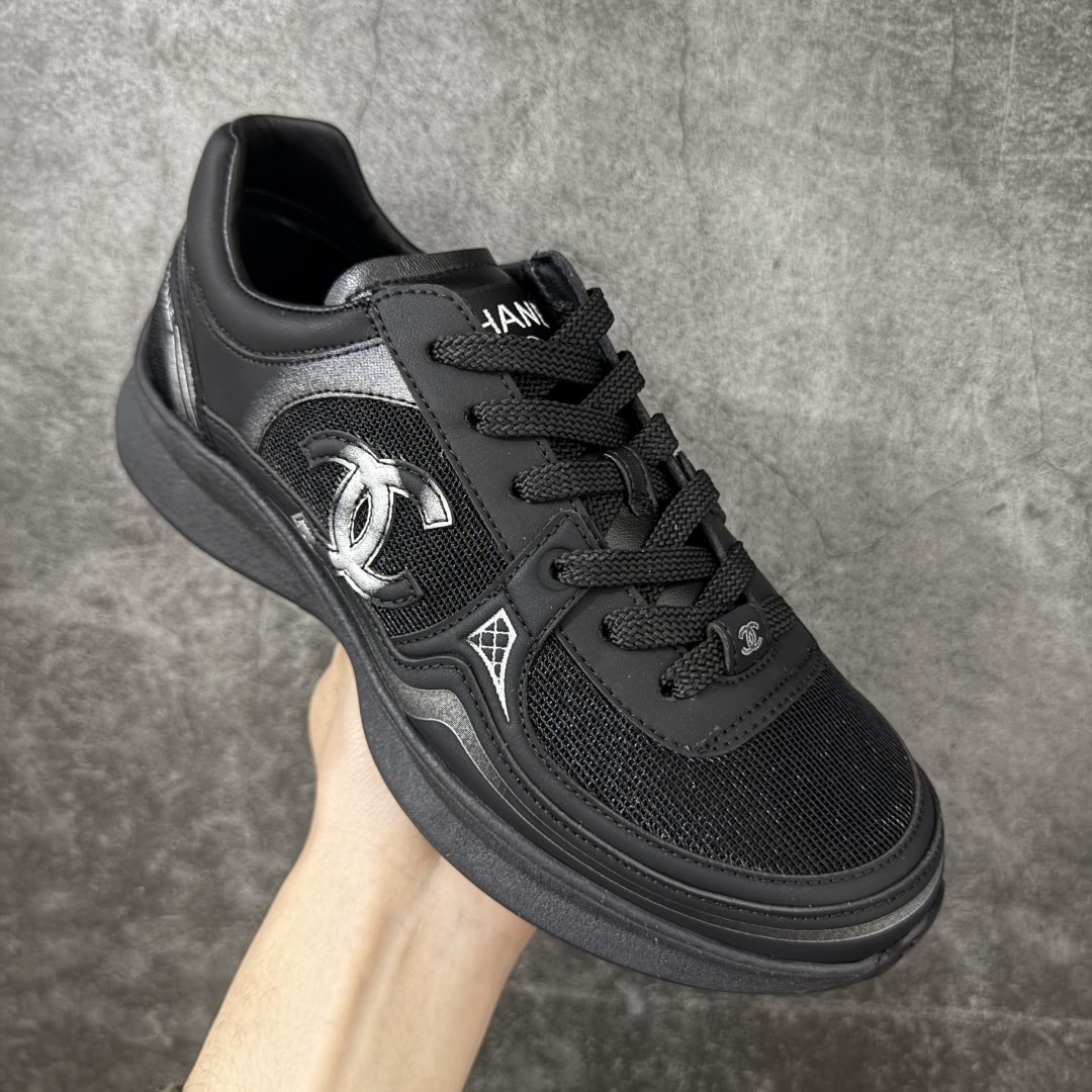 图片[3]-【莞顶礼盒版】CHANEL香奈儿 26C 小牛皮 圆头系带 低帮 生活休闲鞋 女款 黑色 香奈儿品牌，秉承创始人嘉柏丽尔•香奈儿女士划时代的创新理念与前瞻创意，成为现代女性美学的风向标。无论时尚精品、香水与美容品、腕表与高级珠宝，都致力于为女性塑造自由、优雅、与众不同的风格。 尺码：35 36 37 38 39 40-选品中心