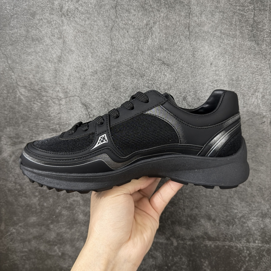 图片[2]-【莞顶礼盒版】CHANEL香奈儿 26C 小牛皮 圆头系带 低帮 生活休闲鞋 女款 黑色 香奈儿品牌，秉承创始人嘉柏丽尔•香奈儿女士划时代的创新理念与前瞻创意，成为现代女性美学的风向标。无论时尚精品、香水与美容品、腕表与高级珠宝，都致力于为女性塑造自由、优雅、与众不同的风格。 尺码：35 36 37 38 39 40-选品中心