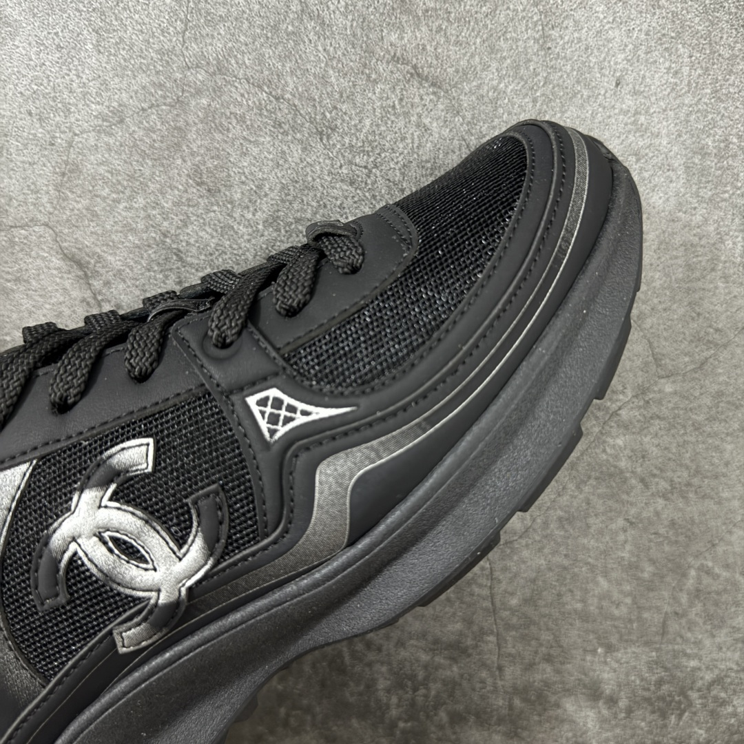 图片[6]-【莞顶礼盒版】CHANEL香奈儿 26C 小牛皮 圆头系带 低帮 生活休闲鞋 女款 黑色 香奈儿品牌，秉承创始人嘉柏丽尔•香奈儿女士划时代的创新理念与前瞻创意，成为现代女性美学的风向标。无论时尚精品、香水与美容品、腕表与高级珠宝，都致力于为女性塑造自由、优雅、与众不同的风格。 尺码：35 36 37 38 39 40-选品中心