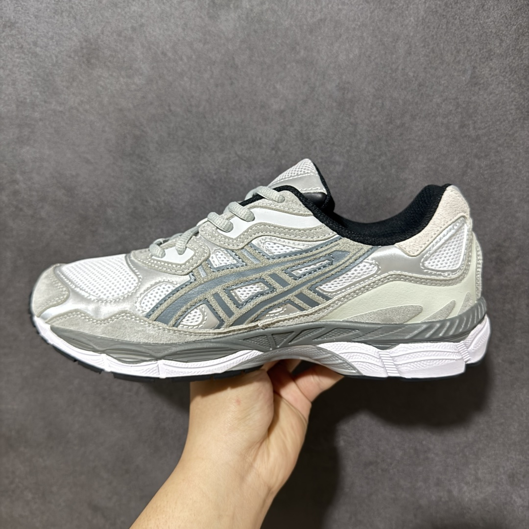 图片[2]-【公司级】Asics Gel-NYC G亚瑟士运动休闲透气专业跑鞋  #鞋面采用反绒皮与网布拼接 透气舒适兼具休闲时尚 结合简明的配色 展现品牌的传承及引领复古流行的主题 虎爪造型的LOGO  #鞋身稳定包裹系统 支撑鞋身 经典宽大鞋型配备防偏移设计提升包裹性 穿着舒适鞋面透气孔设计 提供透气性 型号 1201A789-102  尺码：36 37 37.5 38 39 39.5 40 40.5 41.5 42 42.5 43.5 44 45 46-选品中心